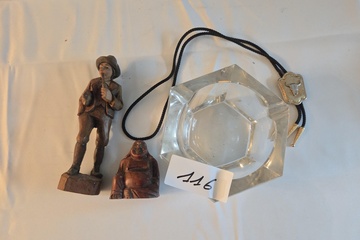 Afbeelding van Kavel met kleingoed, waaronder een glazen asbak, een bolo tie met stierenkop en twee houten snijwerkjes – Lot 116