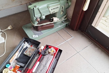 Afbeelding van Singer Naaimachine met naaigeriefkoffer werkend