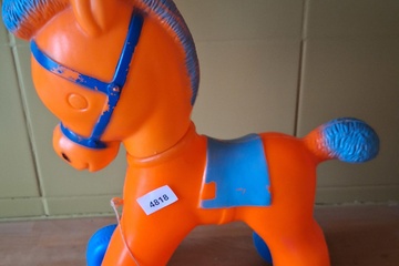 Afbeelding van Plastiek paard op wieltjes