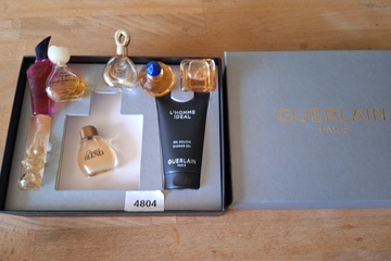 Afbeelding van Guerlani doos met parfumflesjes