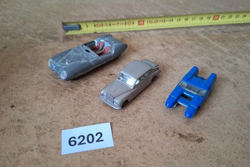 Afbeelding van Miniatuurvoertuigen (set van 3 stuks: Jaguar sportwagen, Rolls-Royce en futuristische blauwe auto)