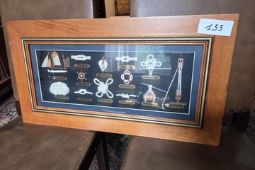 Afbeelding van Groot maritiem knopenbord met diverse soorten zeemansknopen en een miniatuur zeilboot – Lot 133