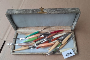 Afbeelding van koffer met dessertvorkjes