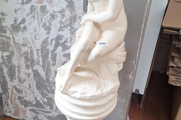 Afbeelding van Beeld op sokkel gesigneerd