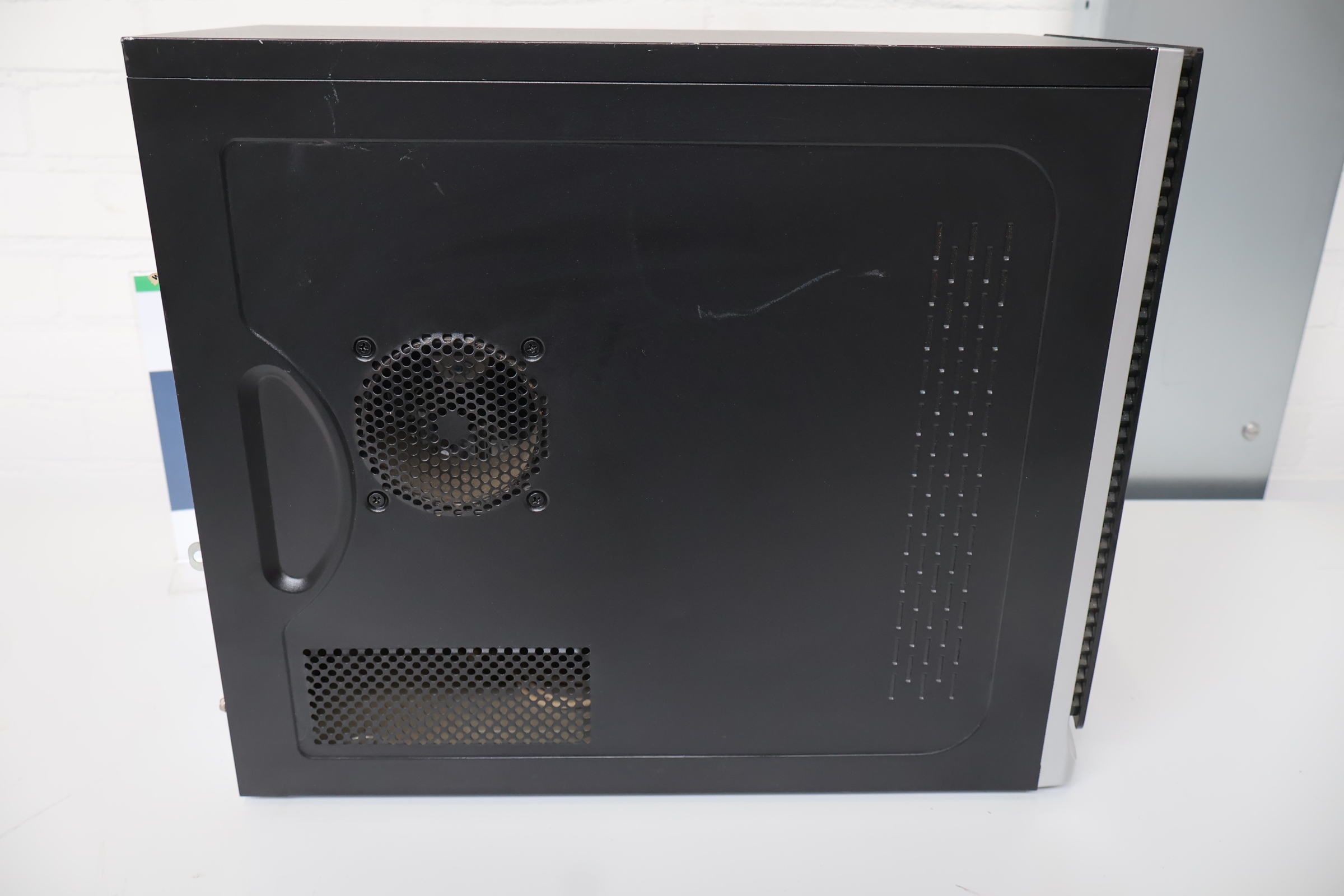 Zwart/grijze desktop computer – foto 2 – kavel bij GSD Auctions, Zoeterwoude
