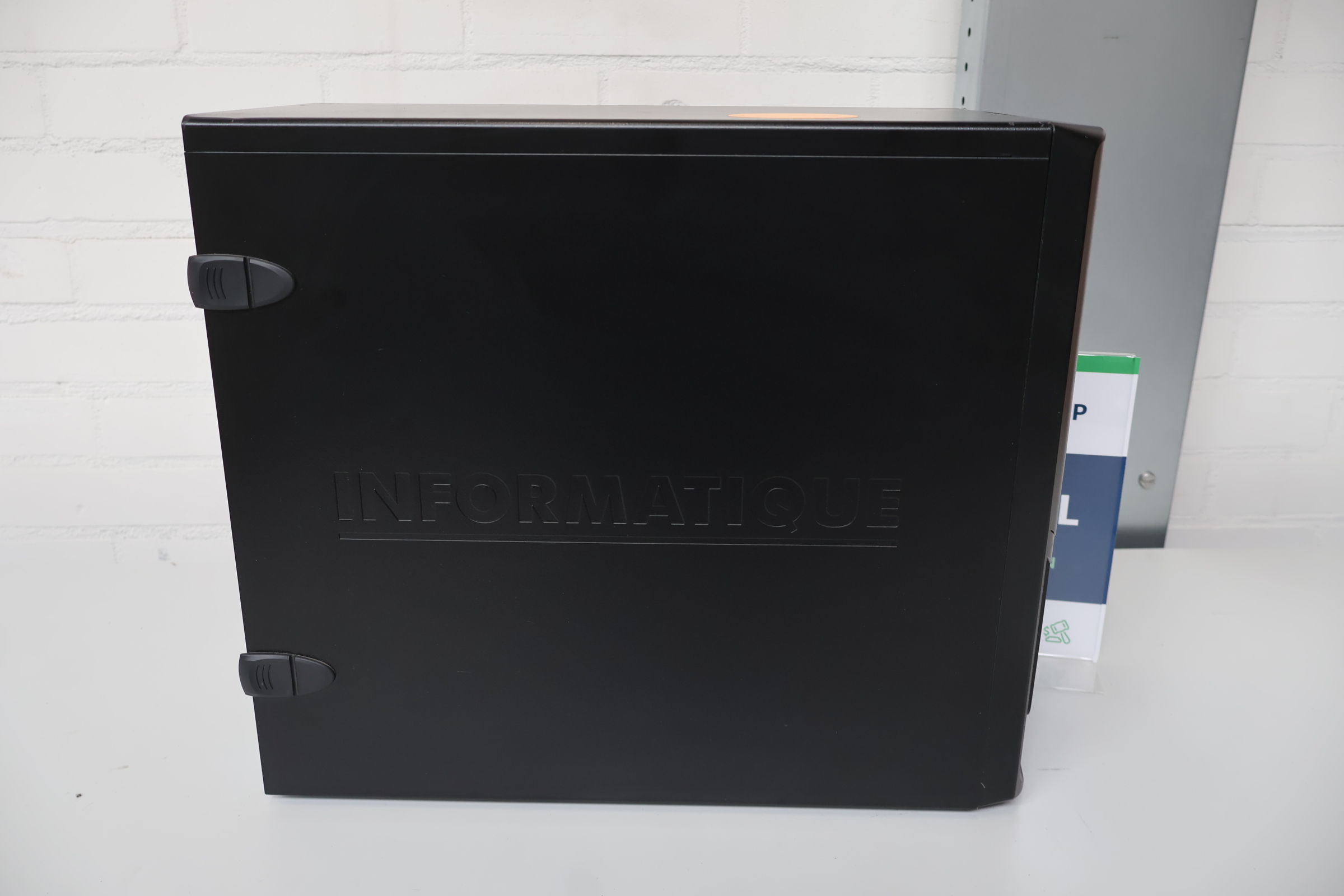 Zwarte desktop computer – foto 2 – kavel bij GSD Auctions, Zoeterwoude