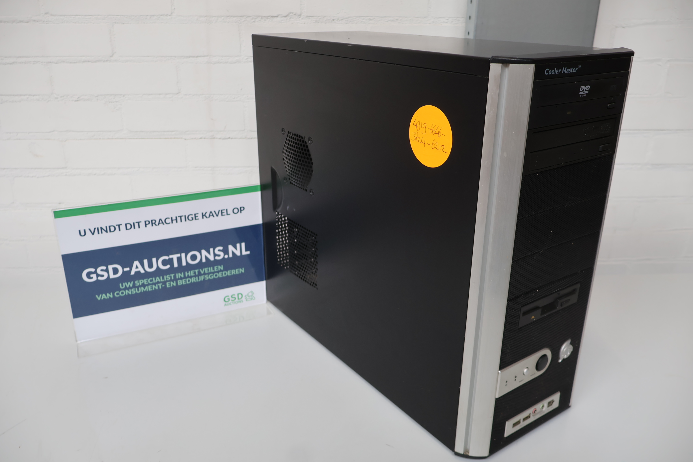 Desktop Computer met zwarte kast met zilveren accenten – kavel bij GSD Auctions, Zoeterwoude