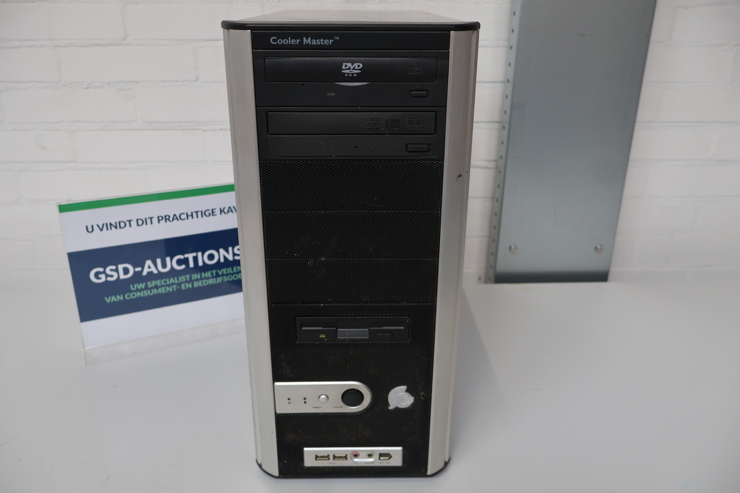 Desktop Computer met zwarte kast met zilveren accenten – foto 2 – kavel bij GSD Auctions, Zoeterwoude