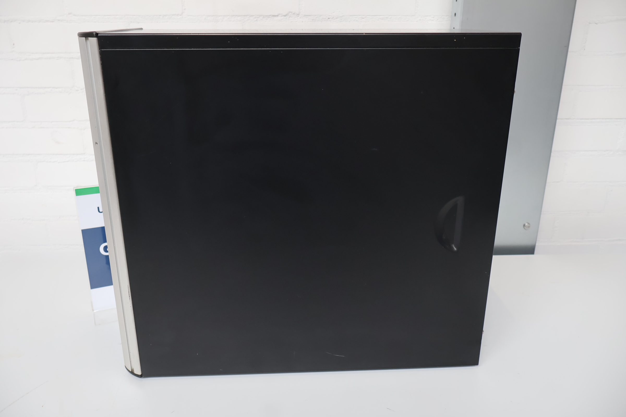 Desktop Computer met zwarte kast met zilveren accenten – foto 3 – kavel bij GSD Auctions, Zoeterwoude