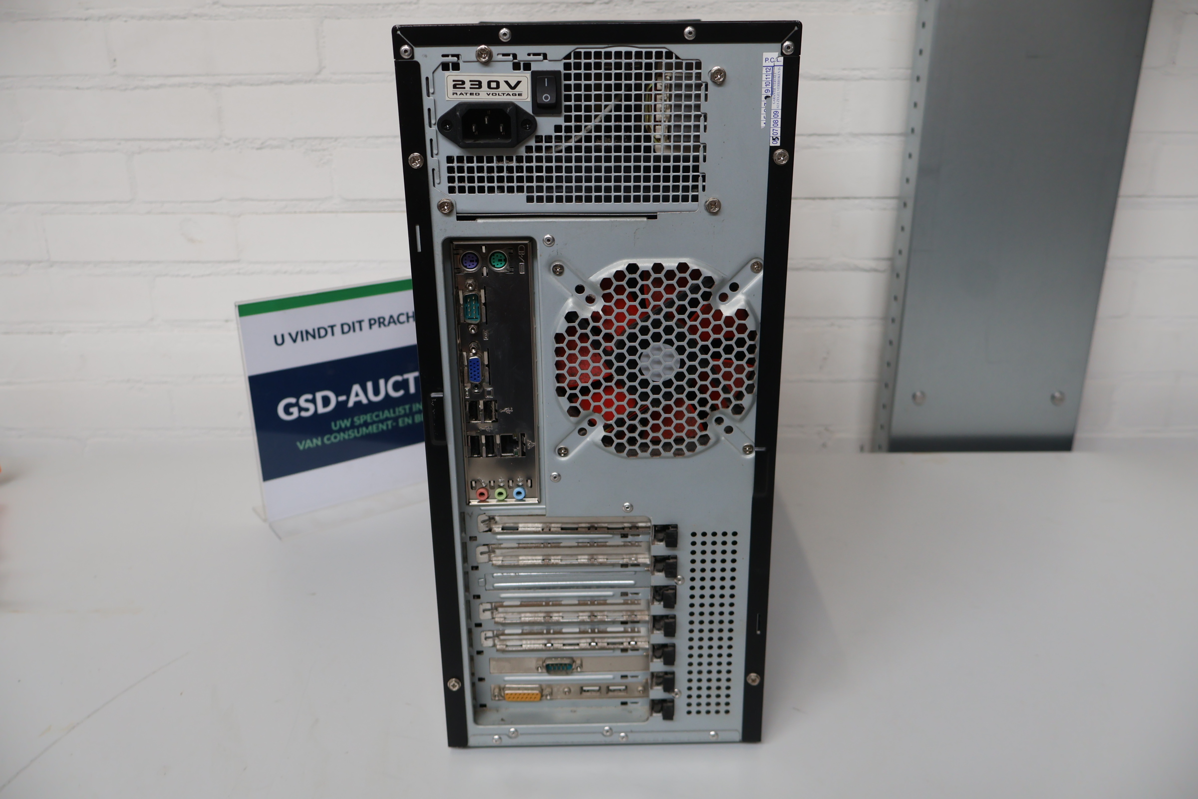 Desktop Computer met zwarte kast met zilveren accenten – foto 4 – kavel bij GSD Auctions, Zoeterwoude