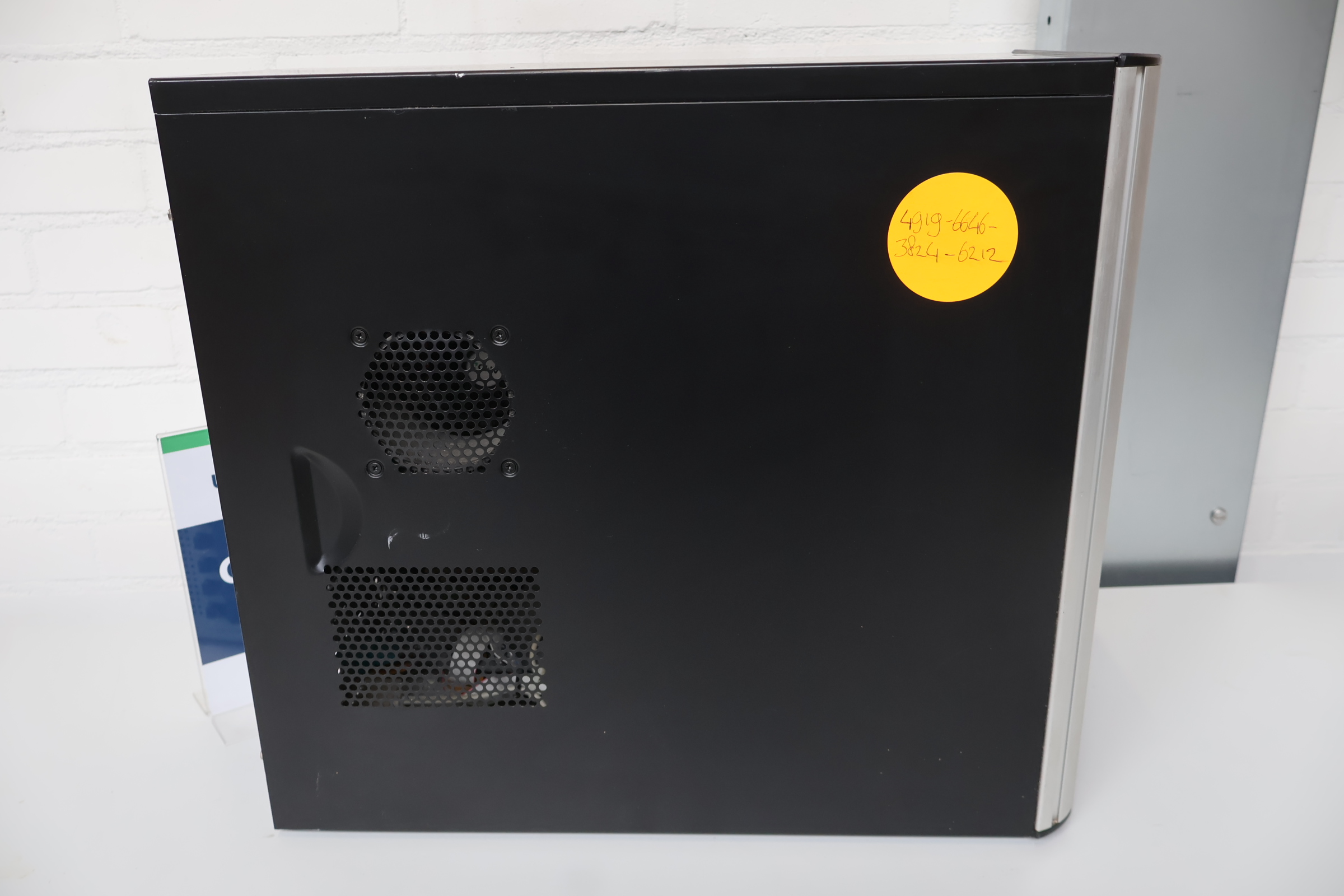 Desktop Computer met zwarte kast met zilveren accenten – foto 5 – kavel bij GSD Auctions, Zoeterwoude