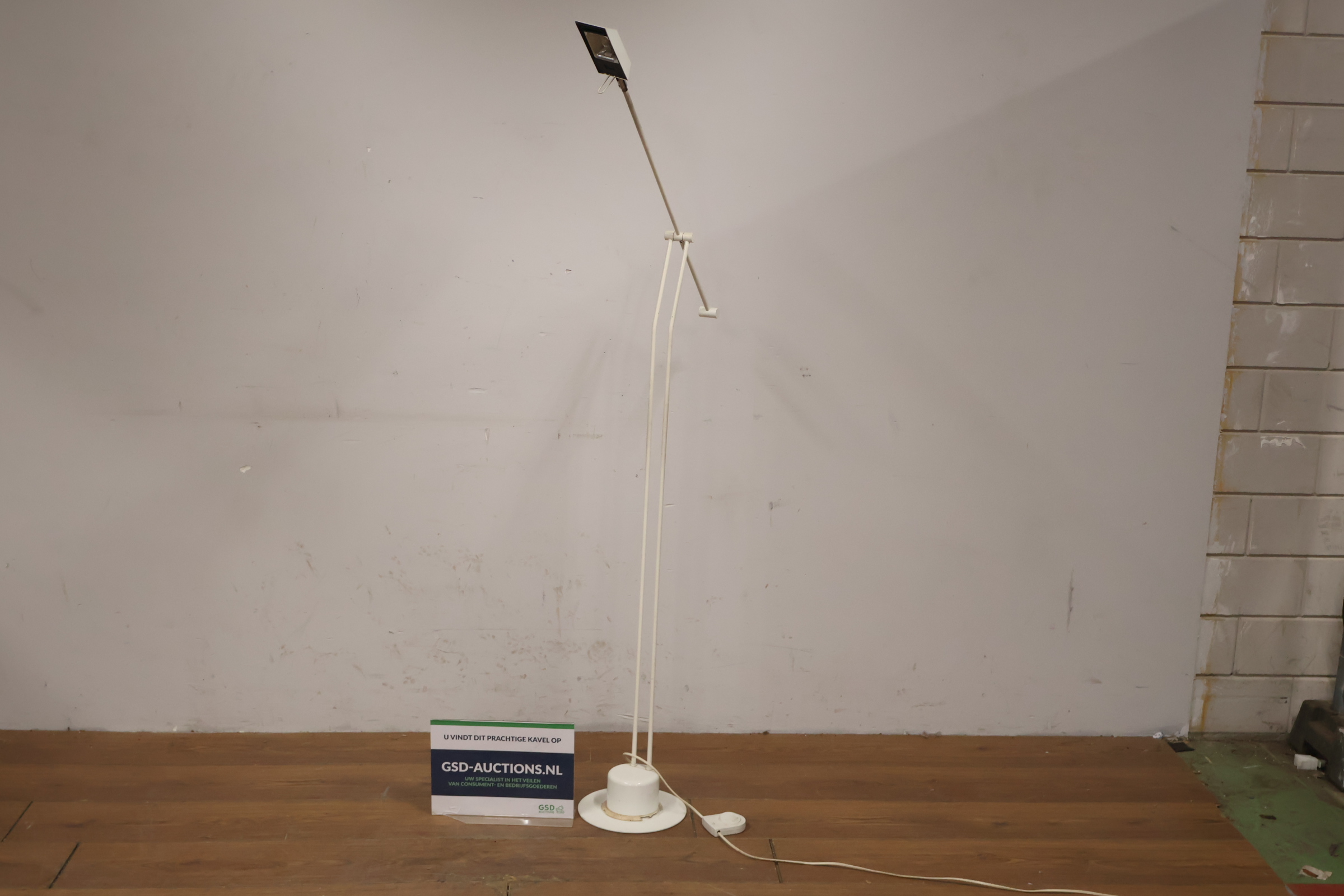 Witte vloerlamp met verstelbare kap – kavel bij GSD Auctions, Zoeterwoude
