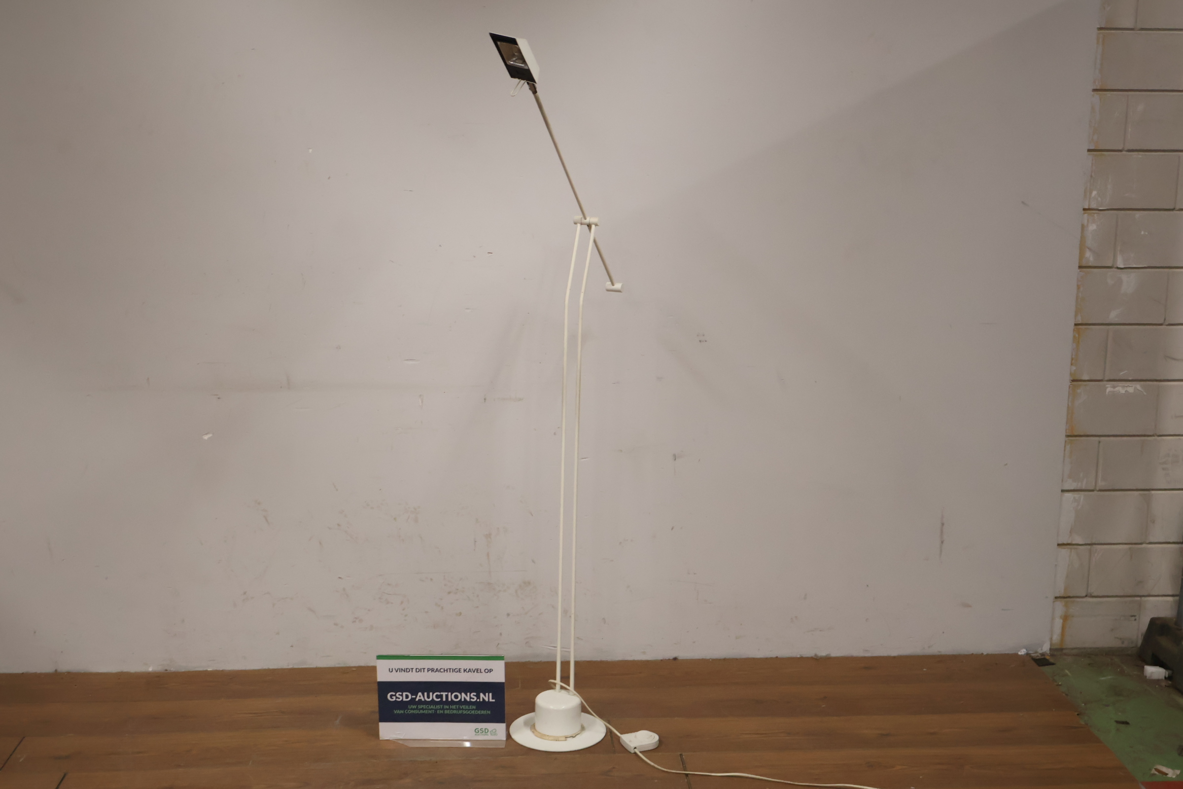 Witte vloerlamp met verstelbare kap – foto 2 – kavel bij GSD Auctions, Zoeterwoude