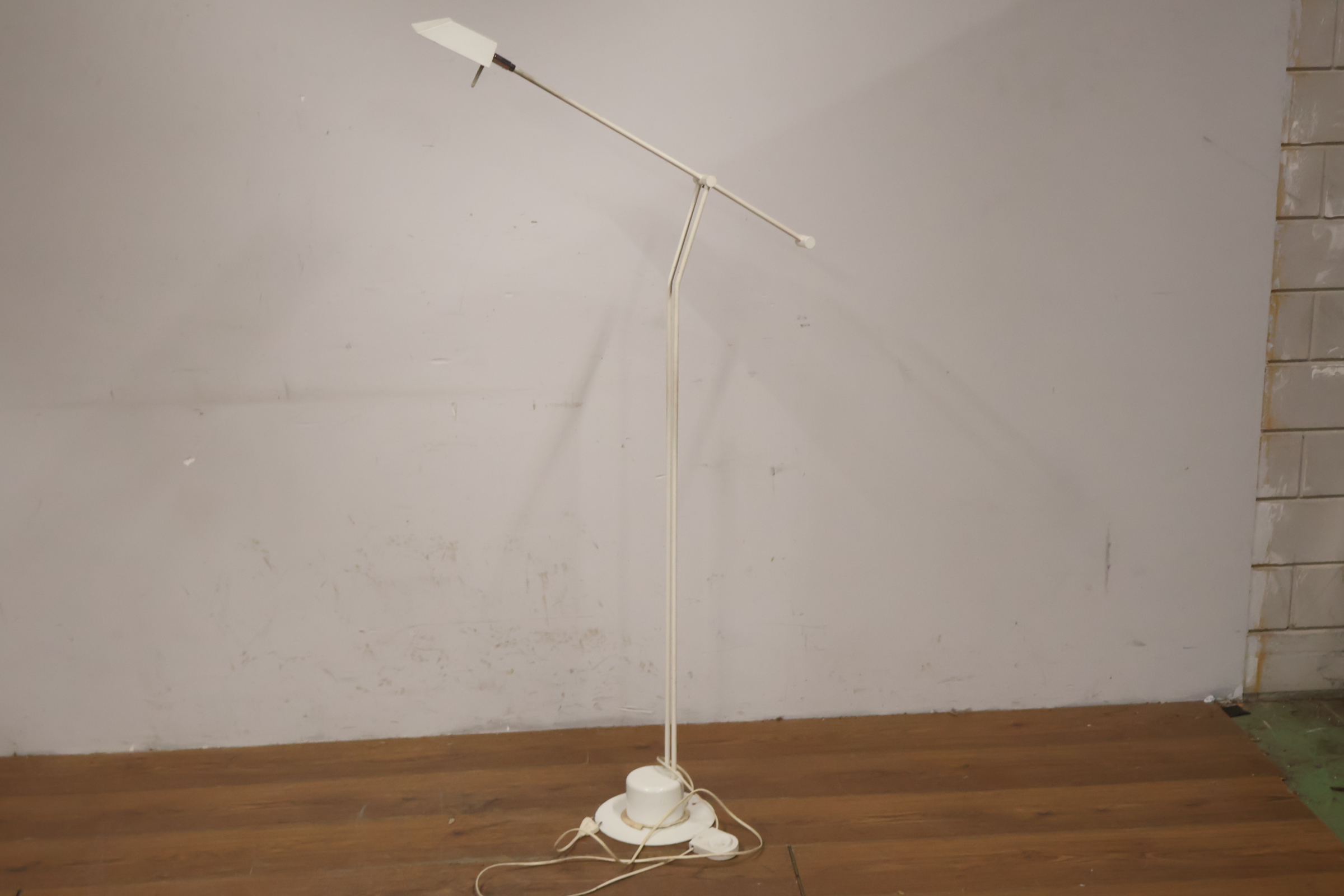 Witte vloerlamp met verstelbare kap – foto 3 – kavel bij GSD Auctions, Zoeterwoude