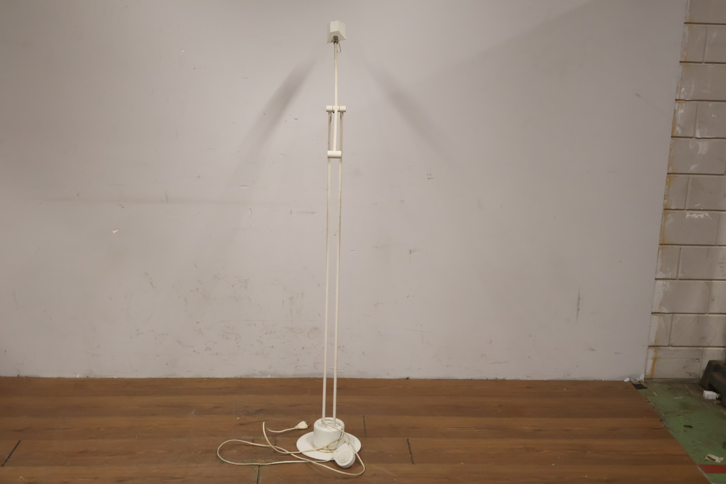Witte vloerlamp met verstelbare kap – foto 4 – kavel bij GSD Auctions, Zoeterwoude