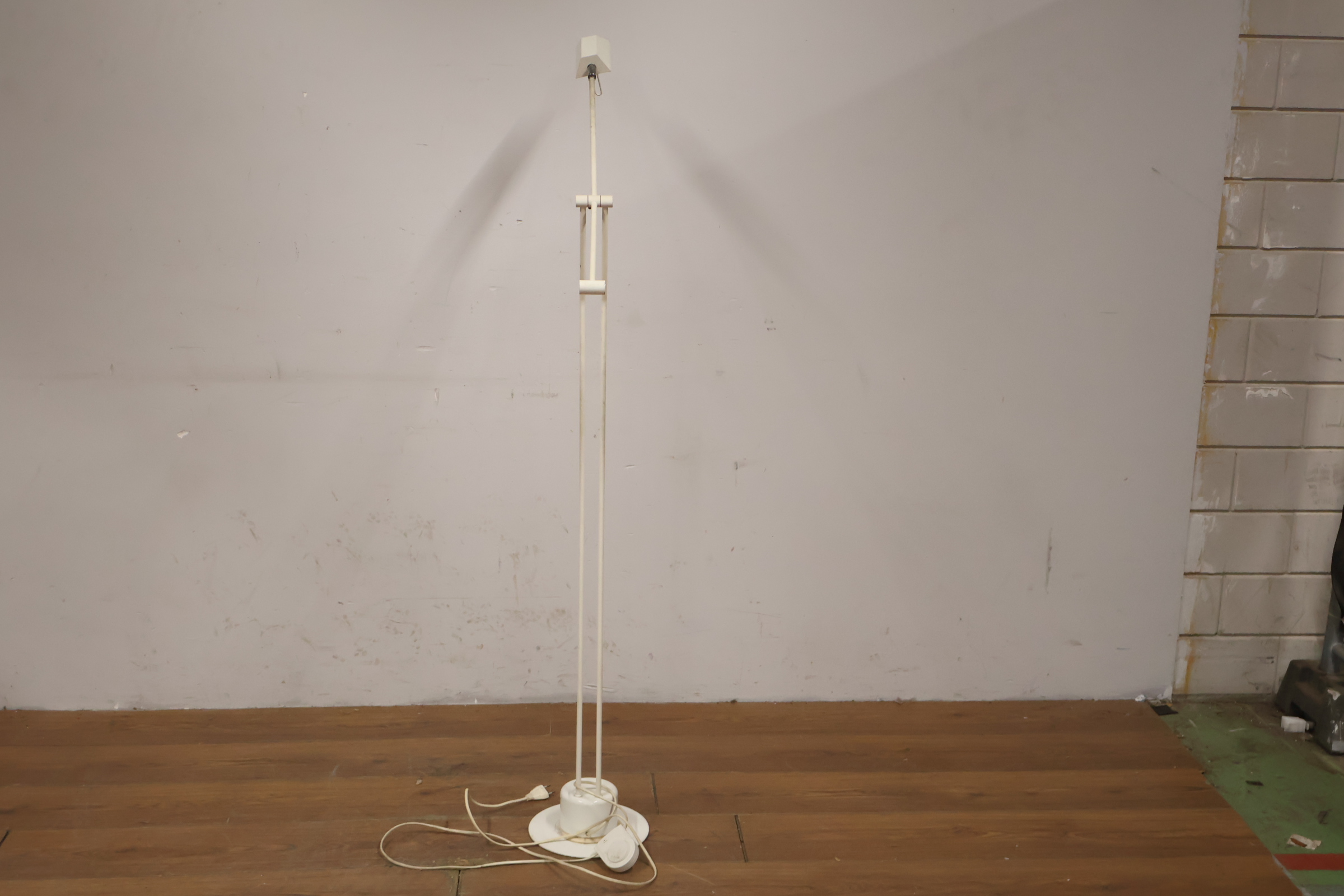 Witte vloerlamp met verstelbare kap – foto 5 – kavel bij GSD Auctions, Zoeterwoude