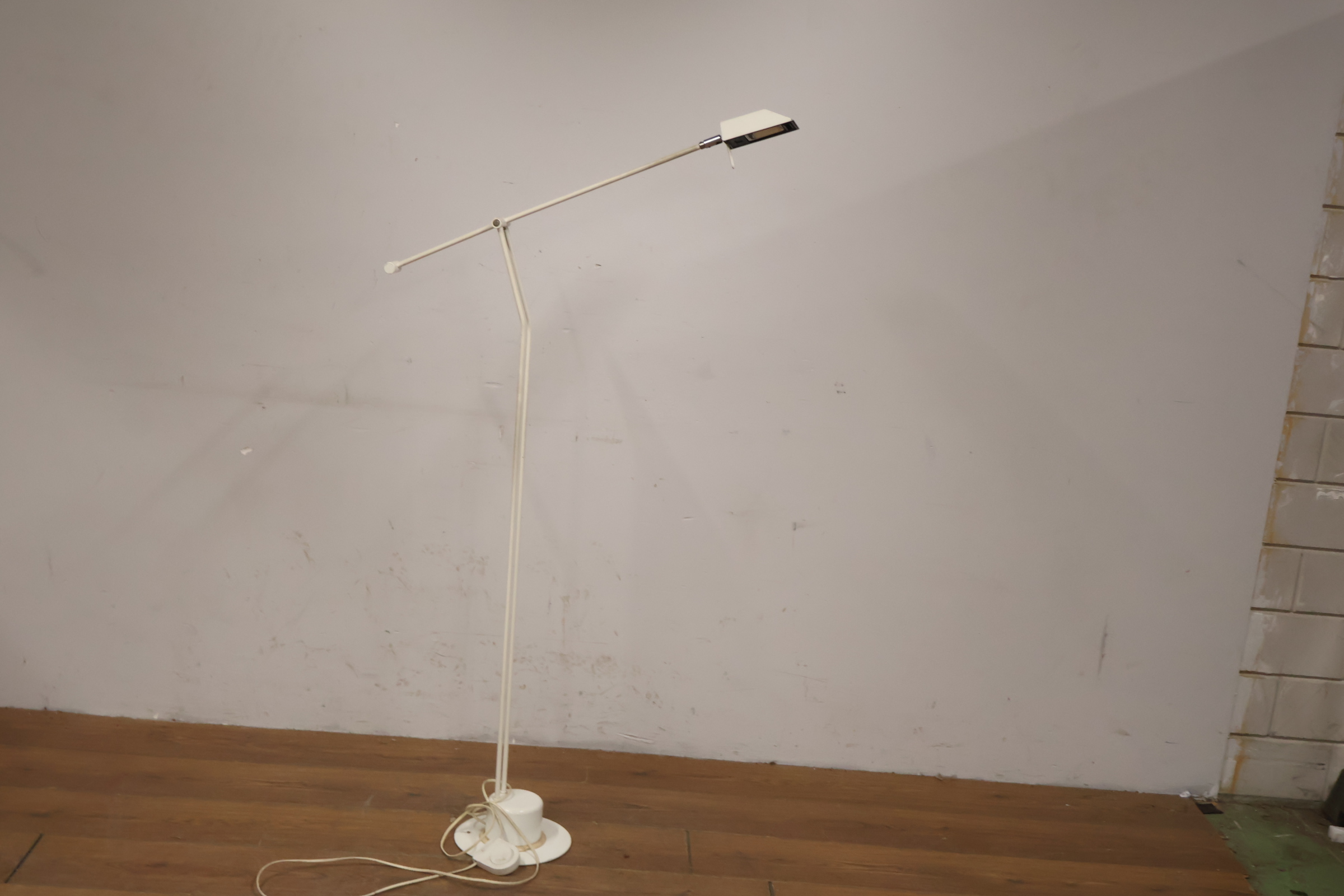 Witte vloerlamp met verstelbare kap – foto 6 – kavel bij GSD Auctions, Zoeterwoude