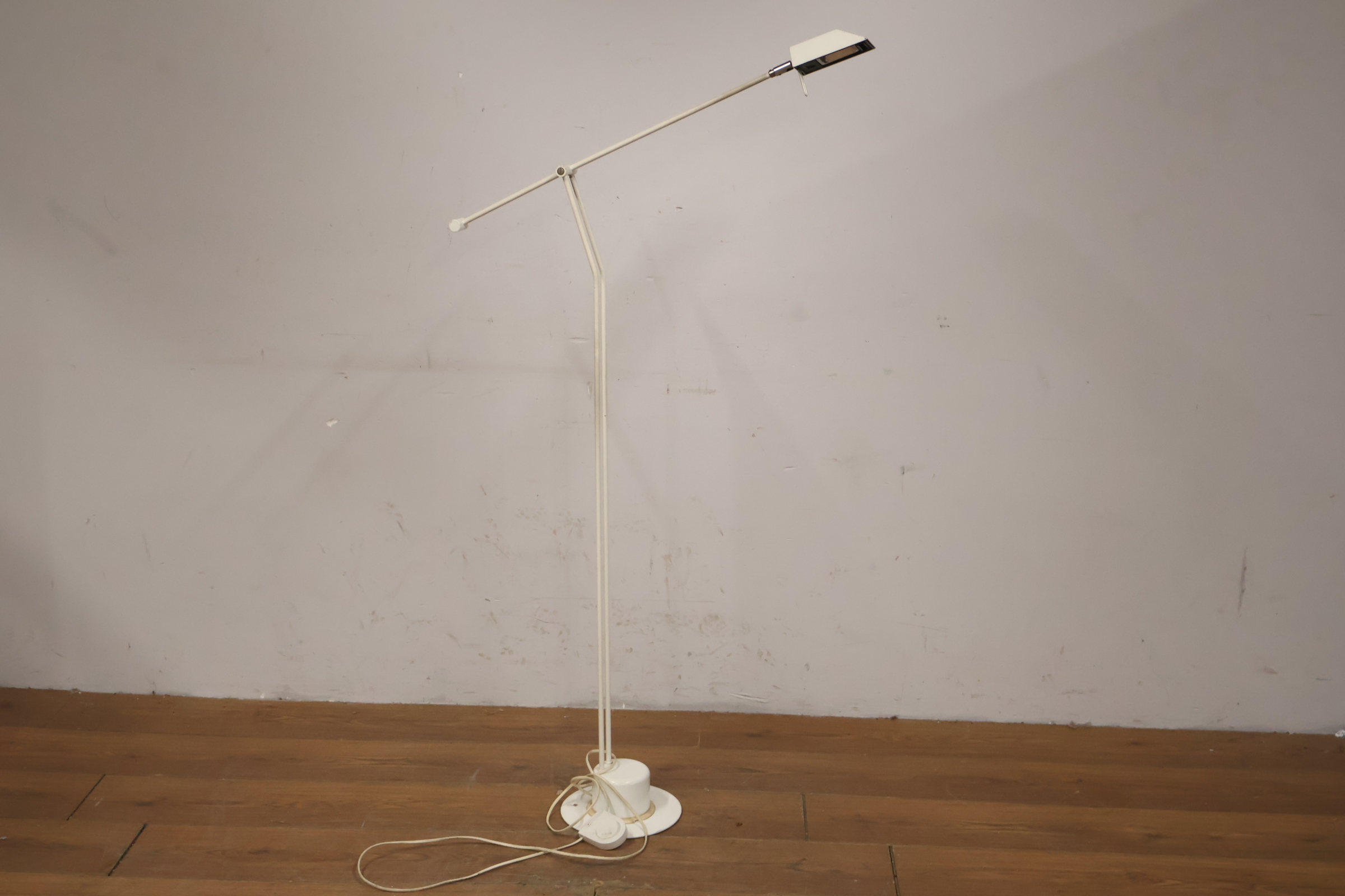 Witte vloerlamp met verstelbare kap – foto 7 – kavel bij GSD Auctions, Zoeterwoude