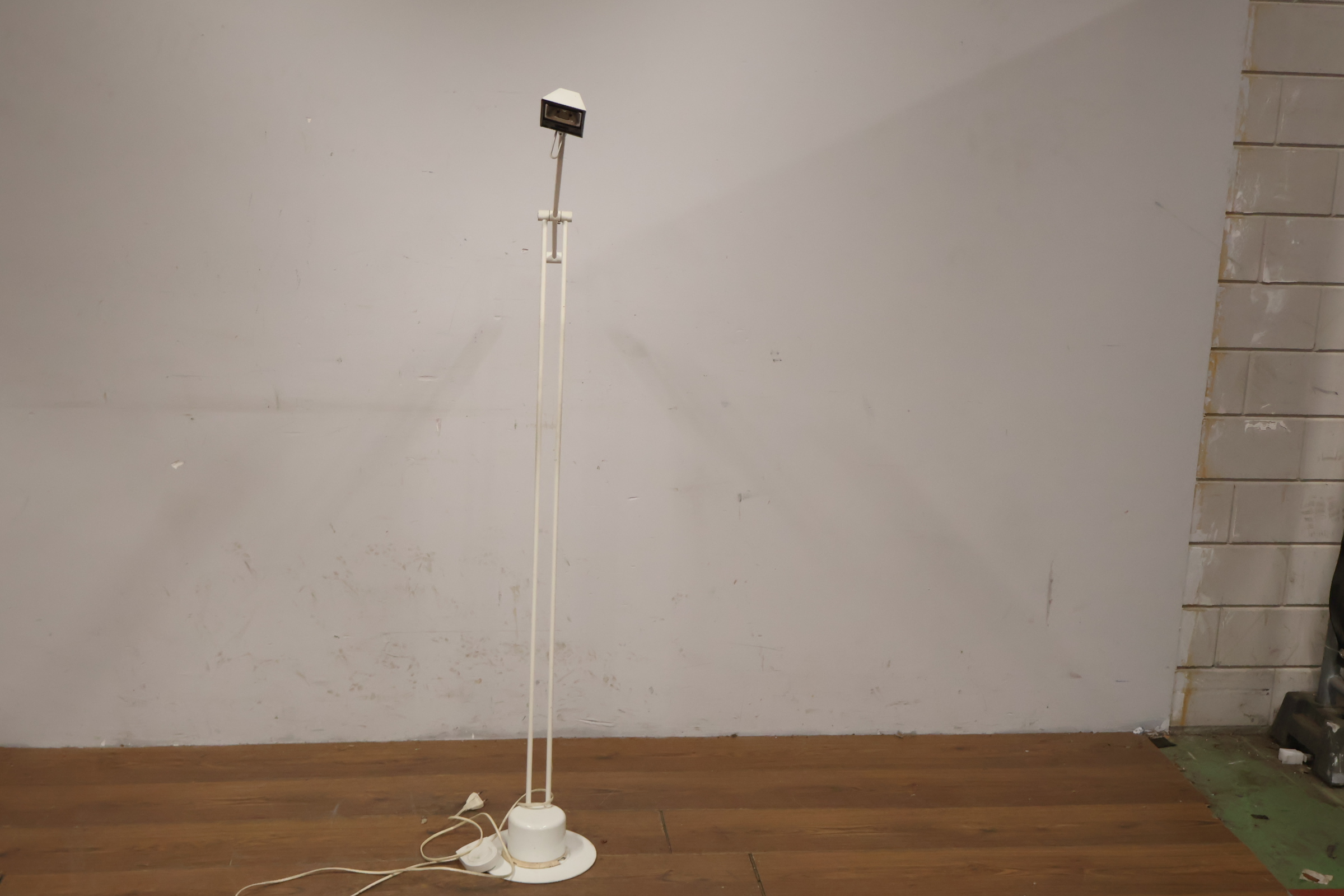 Witte vloerlamp met verstelbare kap – foto 8 – kavel bij GSD Auctions, Zoeterwoude