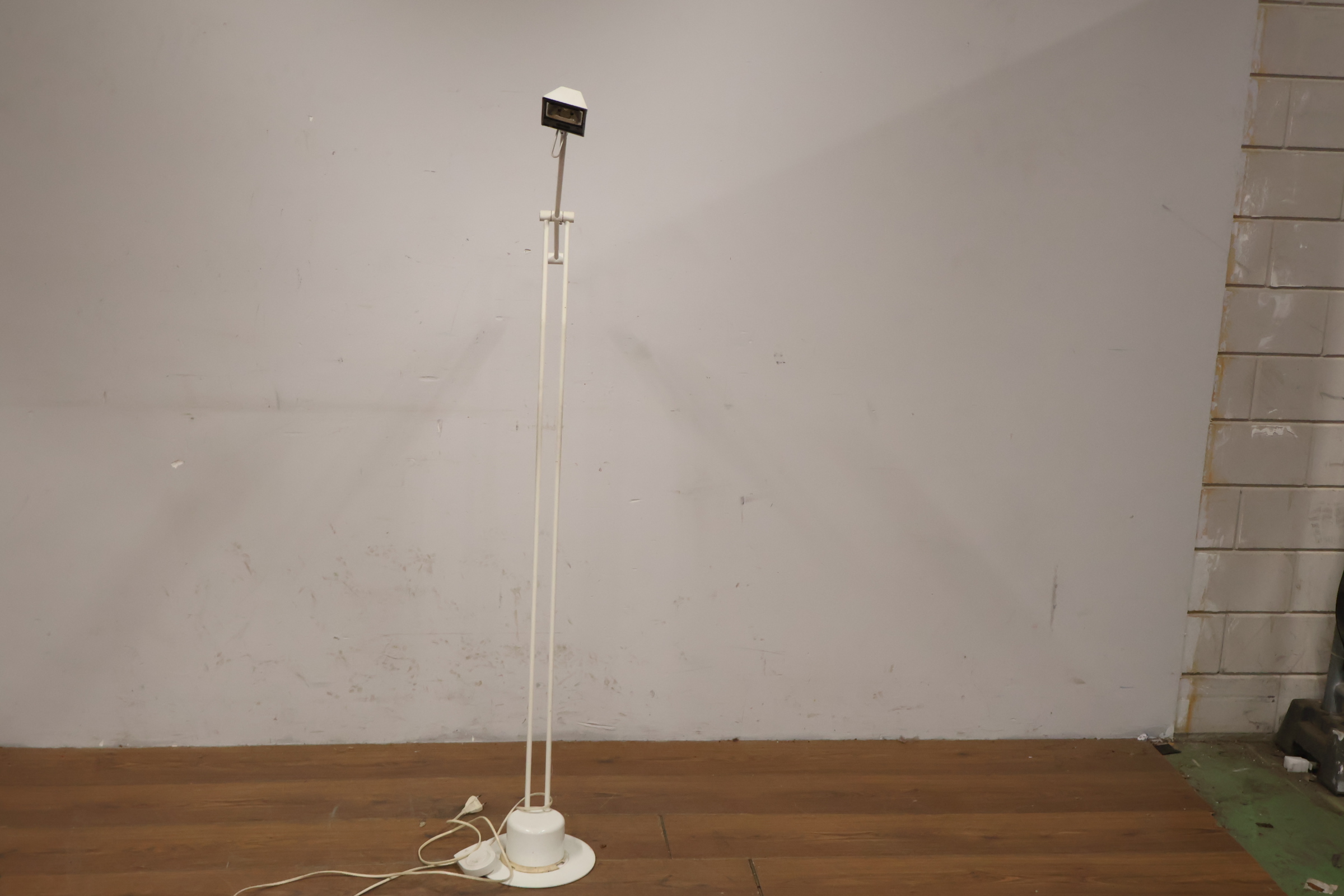 Witte vloerlamp met verstelbare kap – foto 9 – kavel bij GSD Auctions, Zoeterwoude