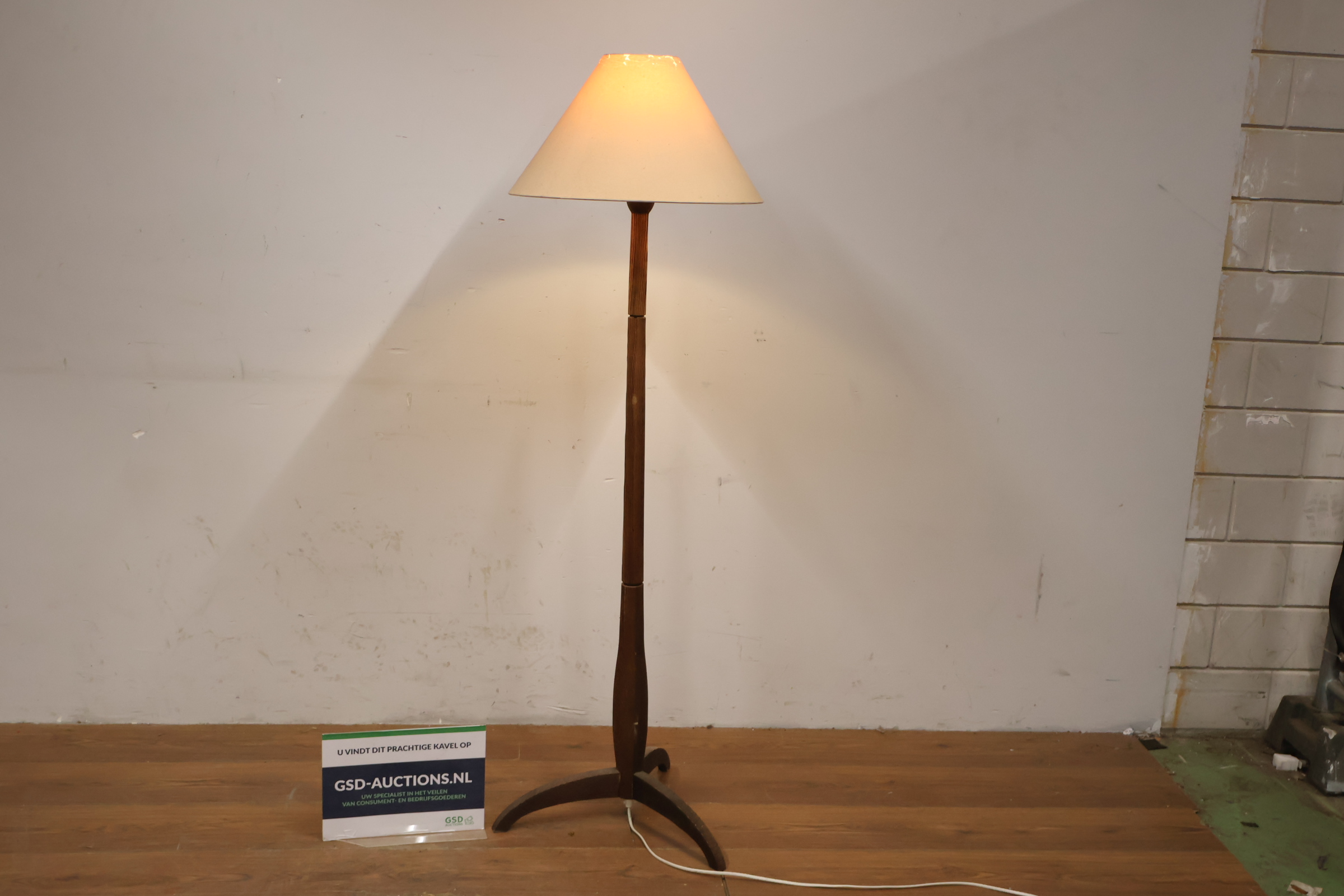 Houten vloerlamp met stoffen lampenkap – kavel bij GSD Auctions, Zoeterwoude