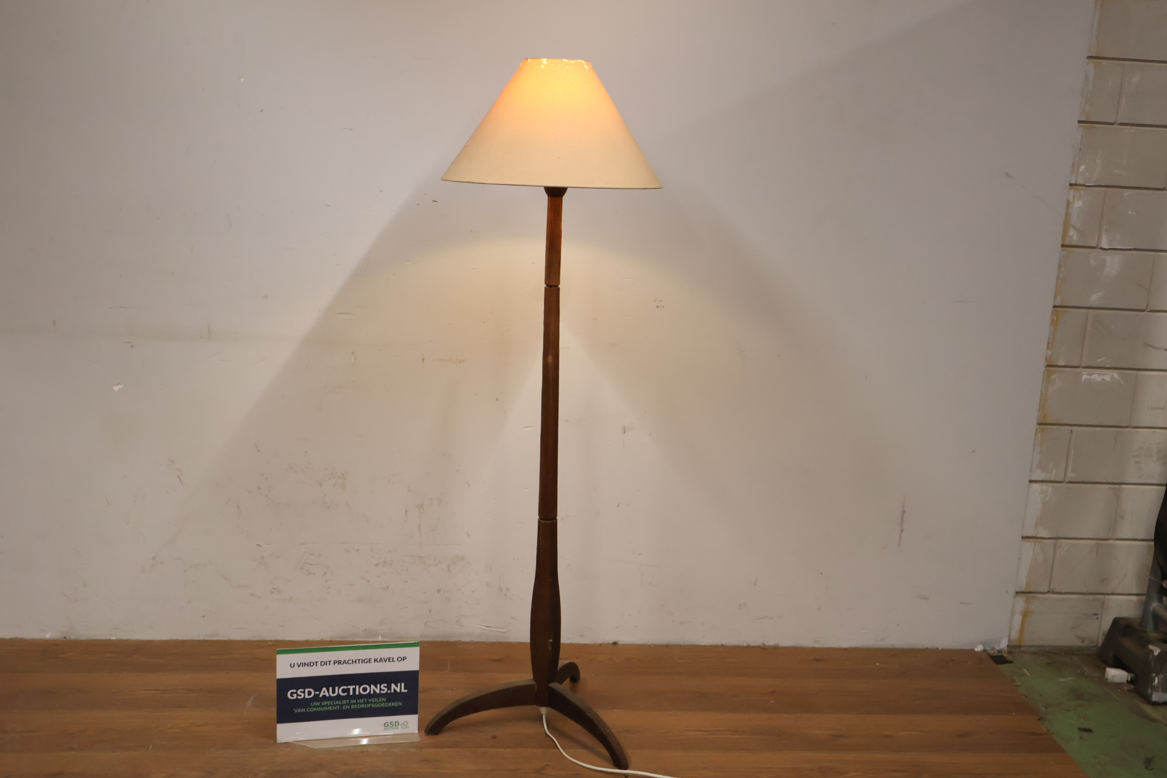 Houten vloerlamp met stoffen lampenkap – foto 2 – kavel bij GSD Auctions, Zoeterwoude