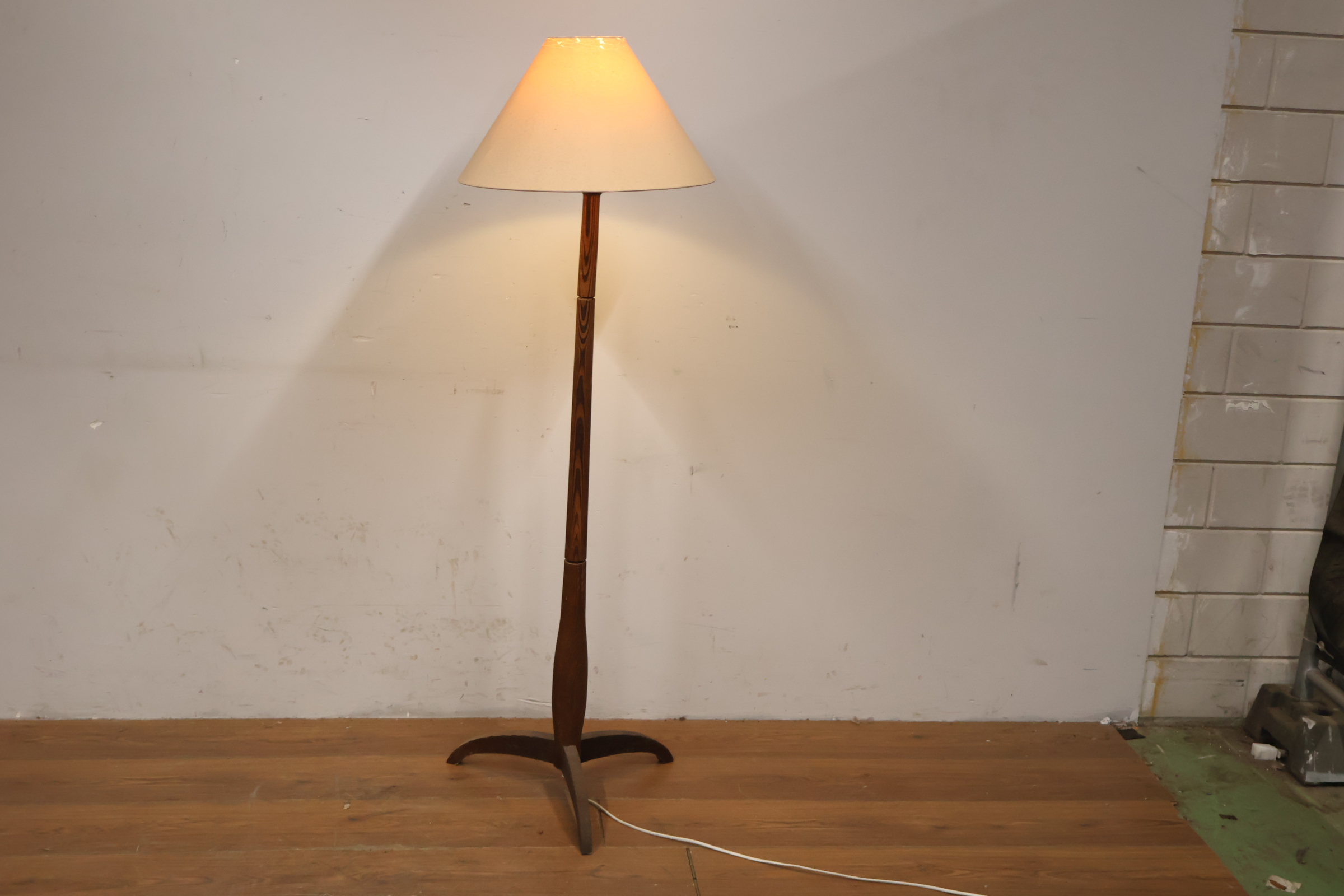 Houten vloerlamp met stoffen lampenkap – foto 3 – kavel bij GSD Auctions, Zoeterwoude
