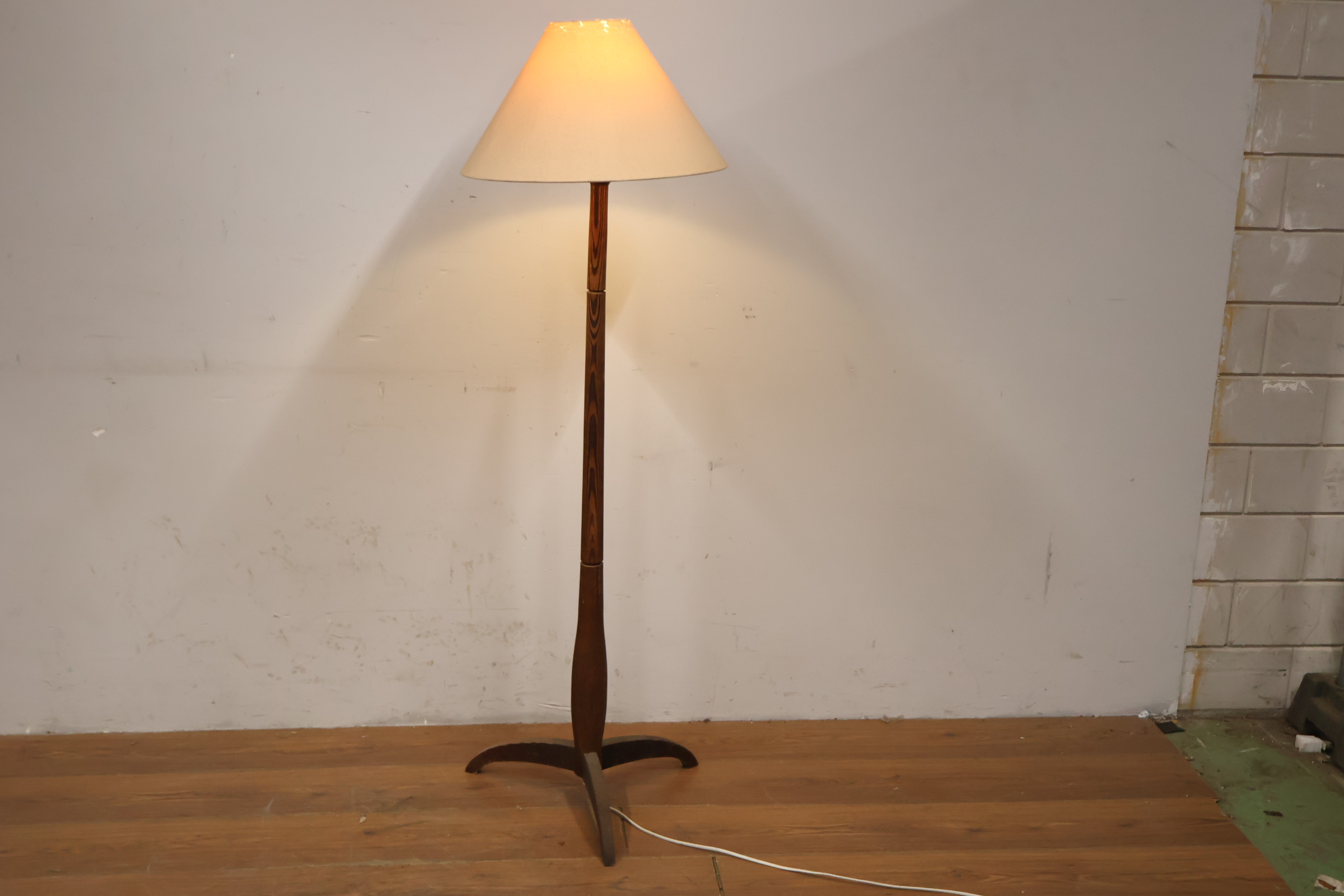 Houten vloerlamp met stoffen lampenkap – foto 4 – kavel bij GSD Auctions, Zoeterwoude