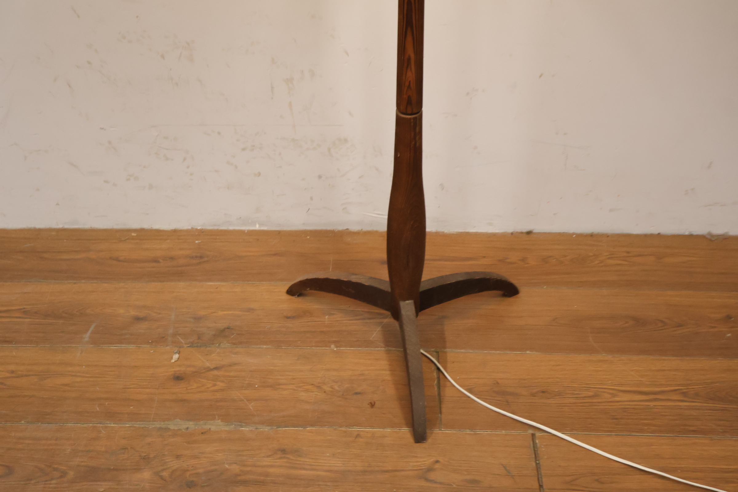 Houten vloerlamp met stoffen lampenkap – foto 5 – kavel bij GSD Auctions, Zoeterwoude