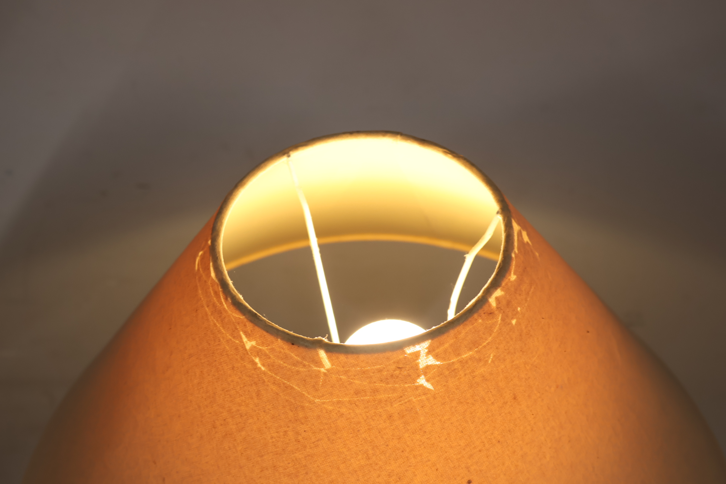 Houten vloerlamp met stoffen lampenkap – foto 6 – kavel bij GSD Auctions, Zoeterwoude