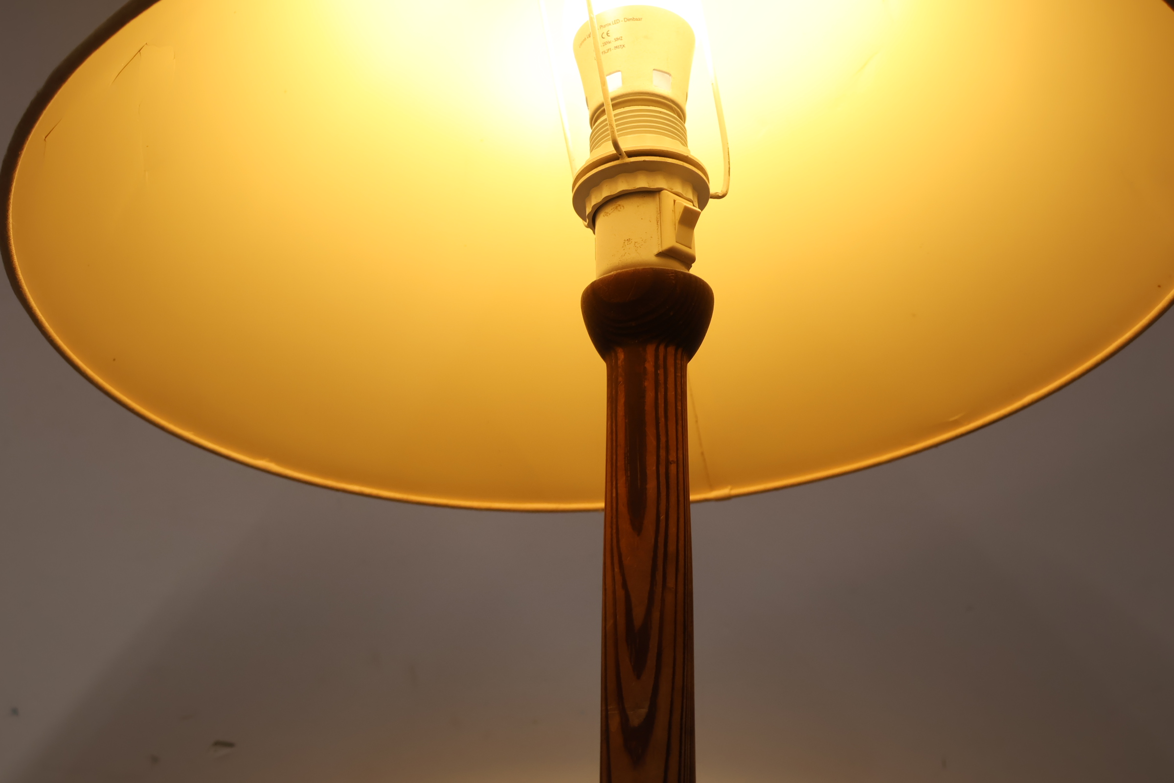 Houten vloerlamp met stoffen lampenkap – foto 7 – kavel bij GSD Auctions, Zoeterwoude