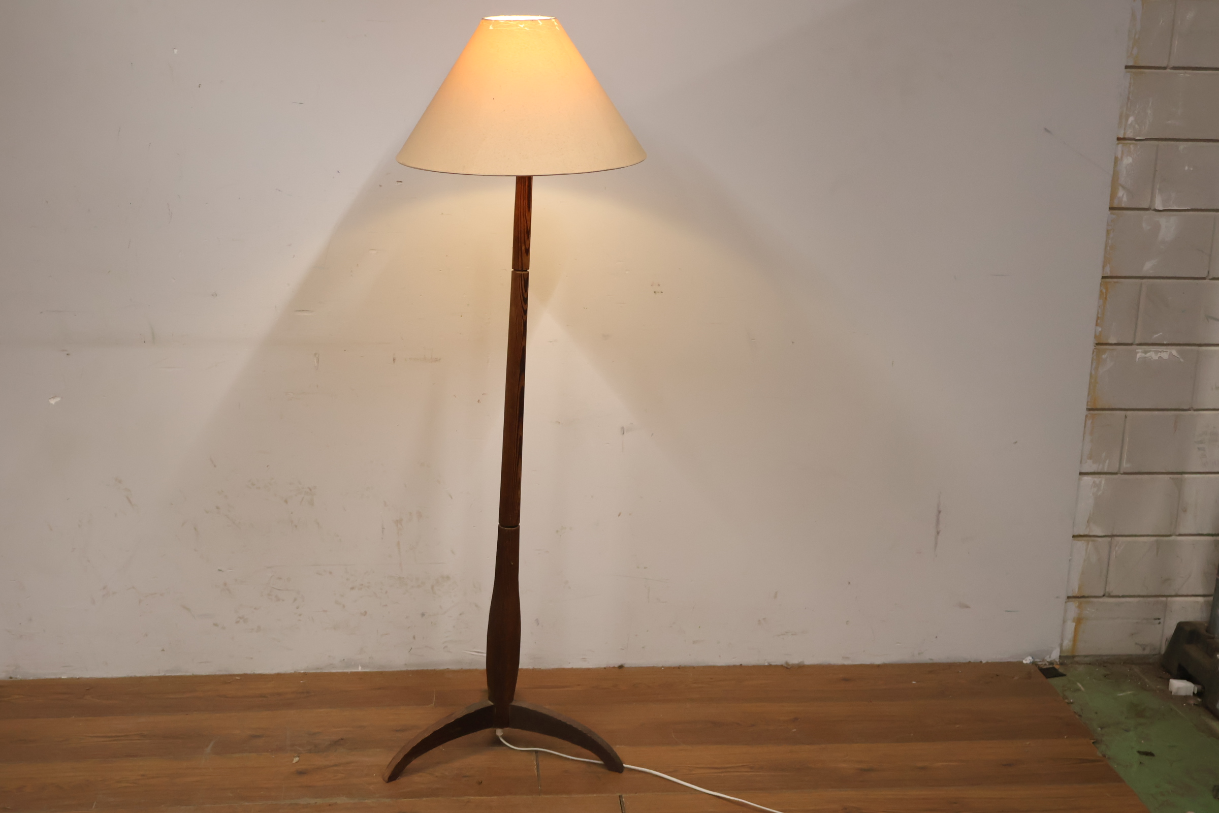 Houten vloerlamp met stoffen lampenkap – foto 8 – kavel bij GSD Auctions, Zoeterwoude