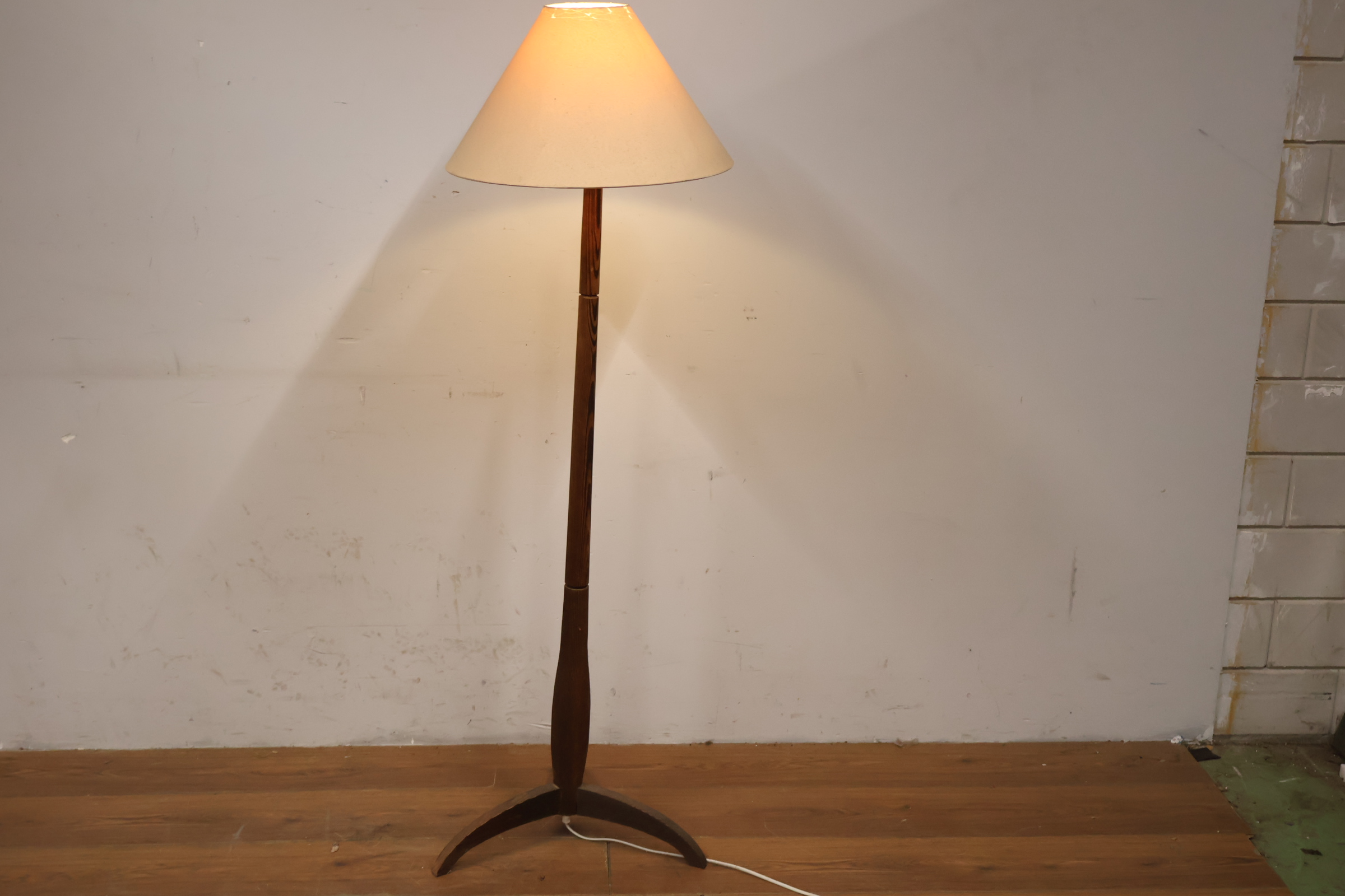 Houten vloerlamp met stoffen lampenkap – foto 9 – kavel bij GSD Auctions, Zoeterwoude