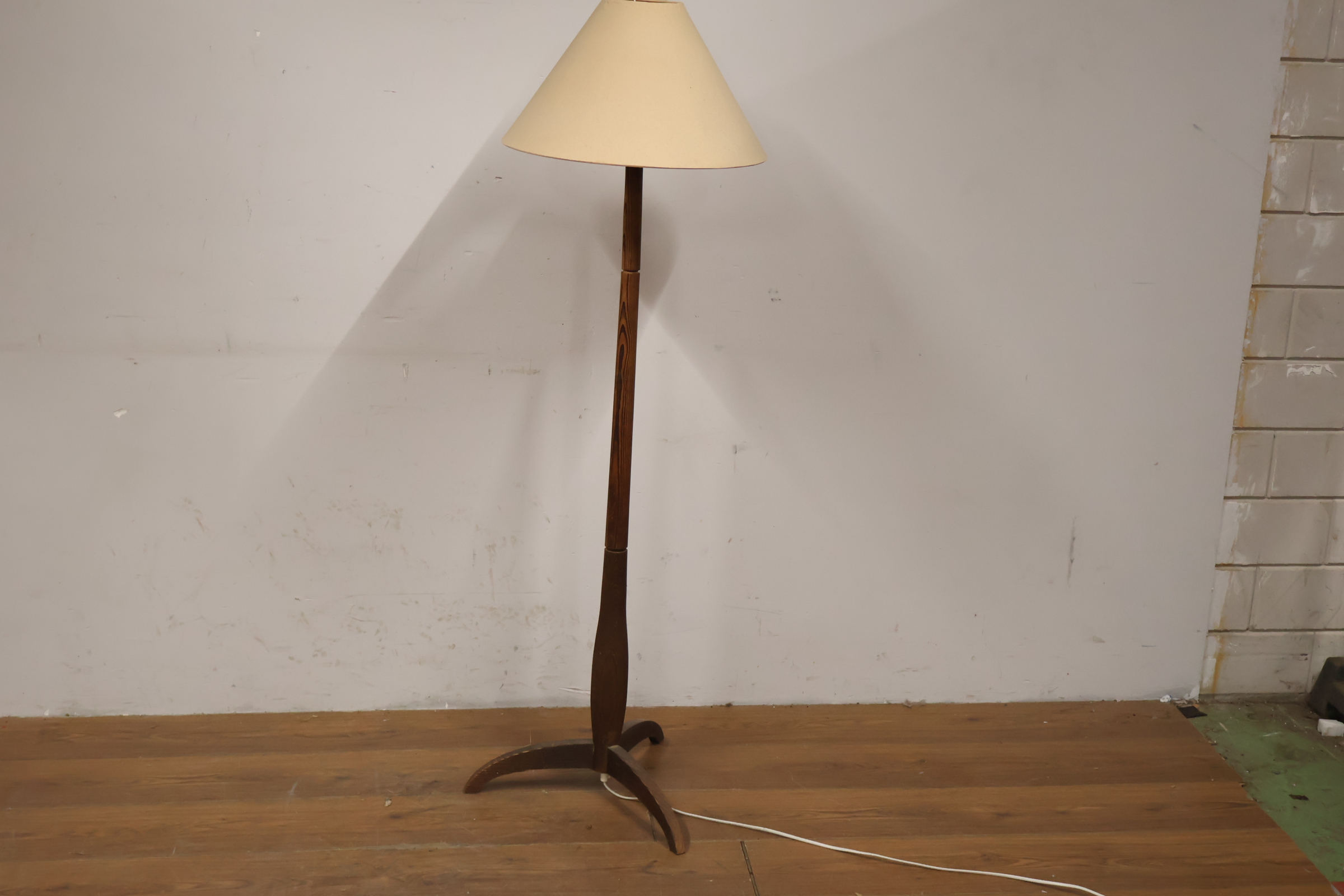 Houten vloerlamp met stoffen lampenkap – foto 10 – kavel bij GSD Auctions, Zoeterwoude