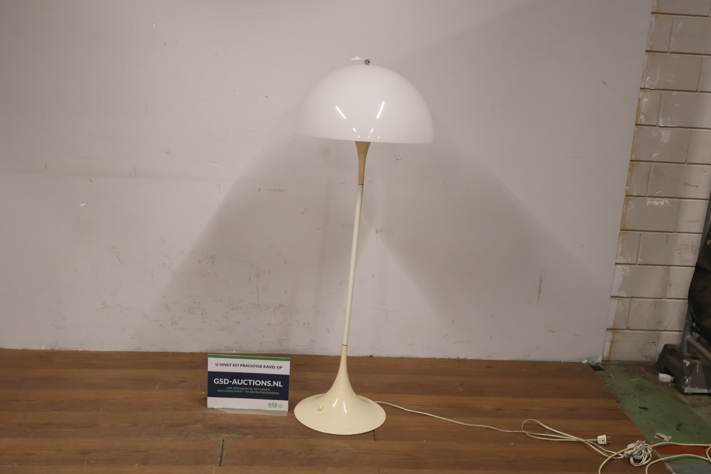 Vintage Panthella vloerlamp van Verner | Louis Poulsen – foto 2 – kavel bij GSD Auctions, Zoeterwoude