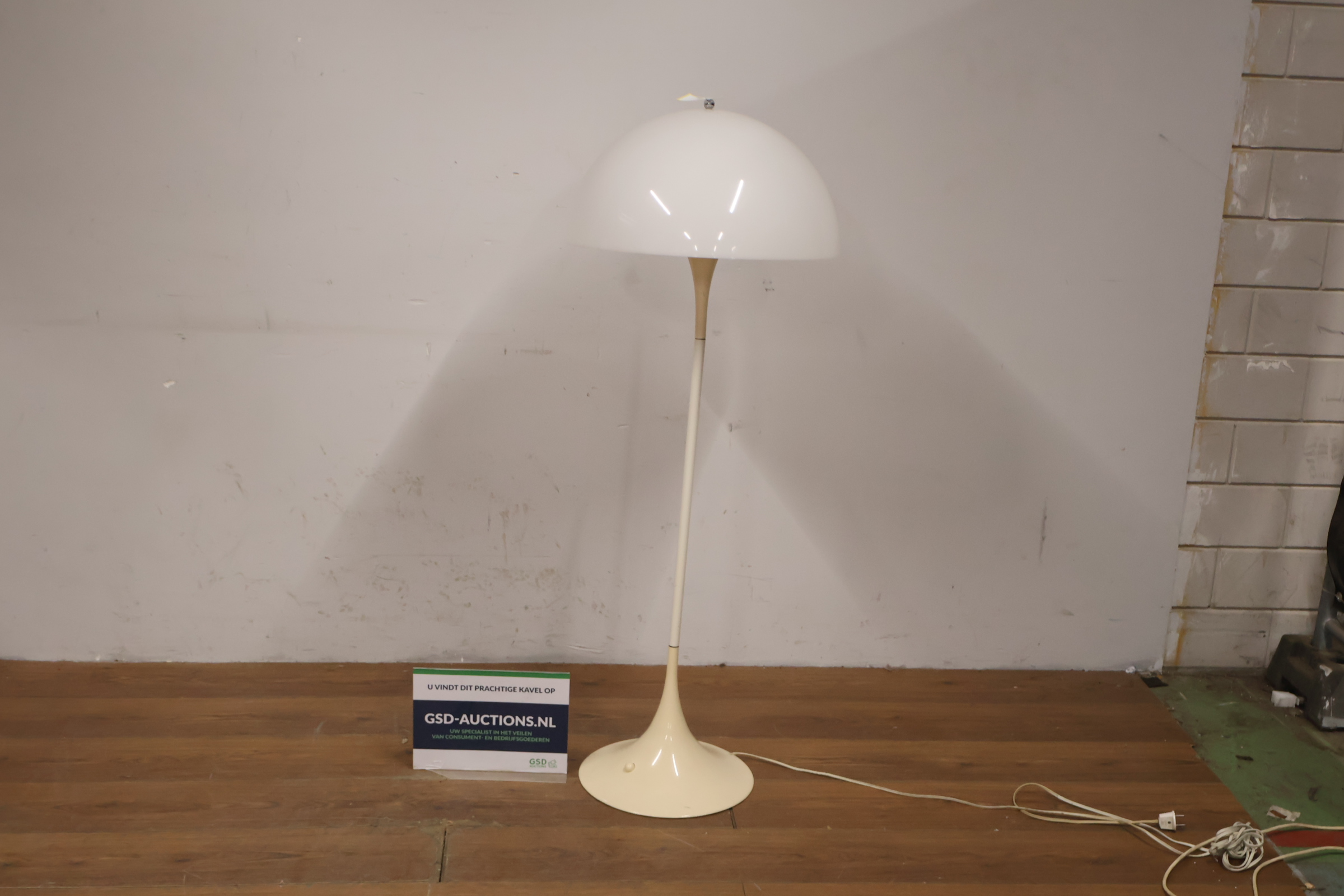 Vintage Panthella vloerlamp van Verner | Louis Poulsen – foto 3 – kavel bij GSD Auctions, Zoeterwoude