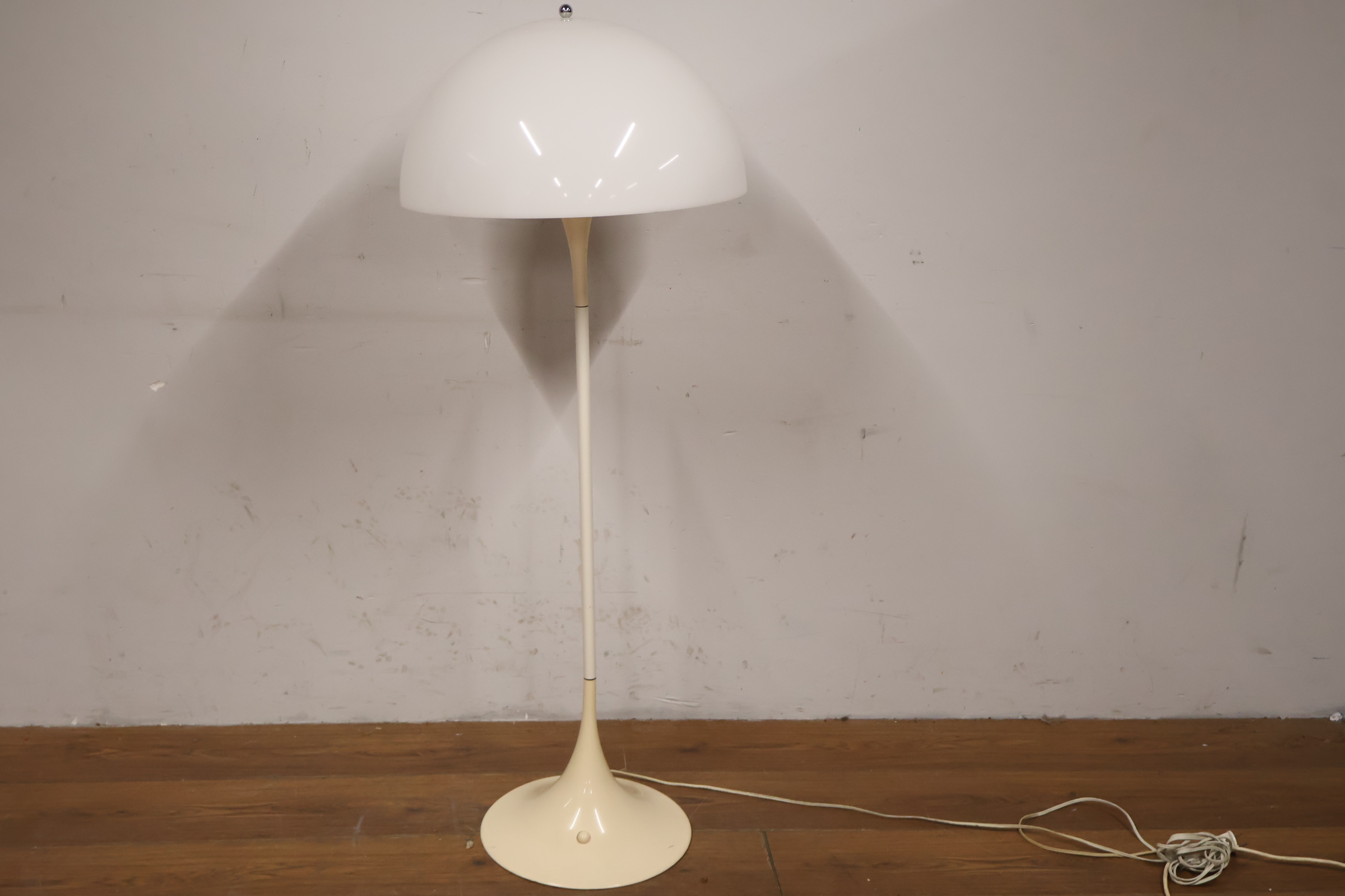Vintage Panthella vloerlamp van Verner | Louis Poulsen – foto 4 – kavel bij GSD Auctions, Zoeterwoude