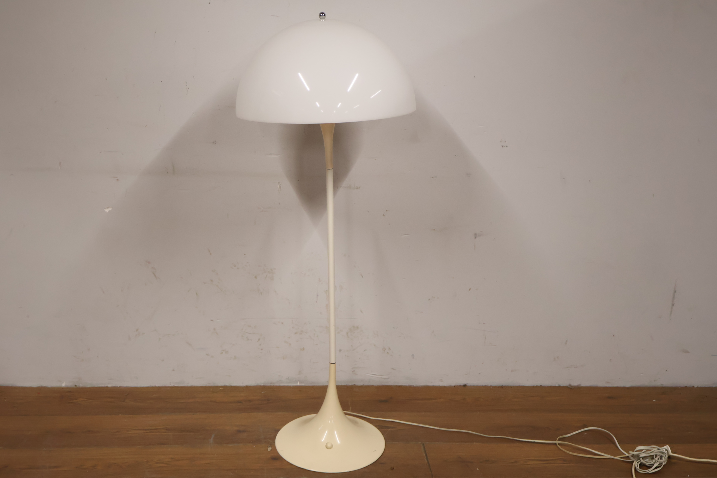Vintage Panthella vloerlamp van Verner | Louis Poulsen – foto 5 – kavel bij GSD Auctions, Zoeterwoude