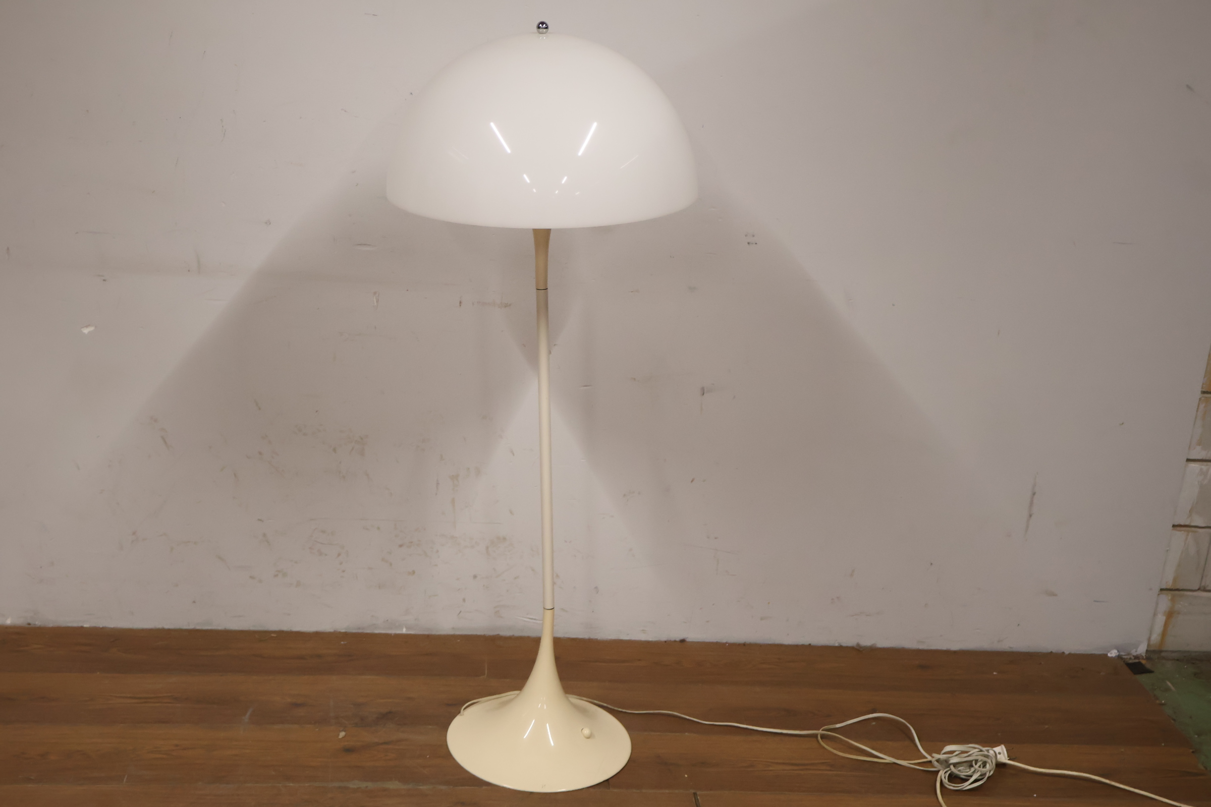 Vintage Panthella vloerlamp van Verner | Louis Poulsen – kavel bij GSD Auctions, Zoeterwoude