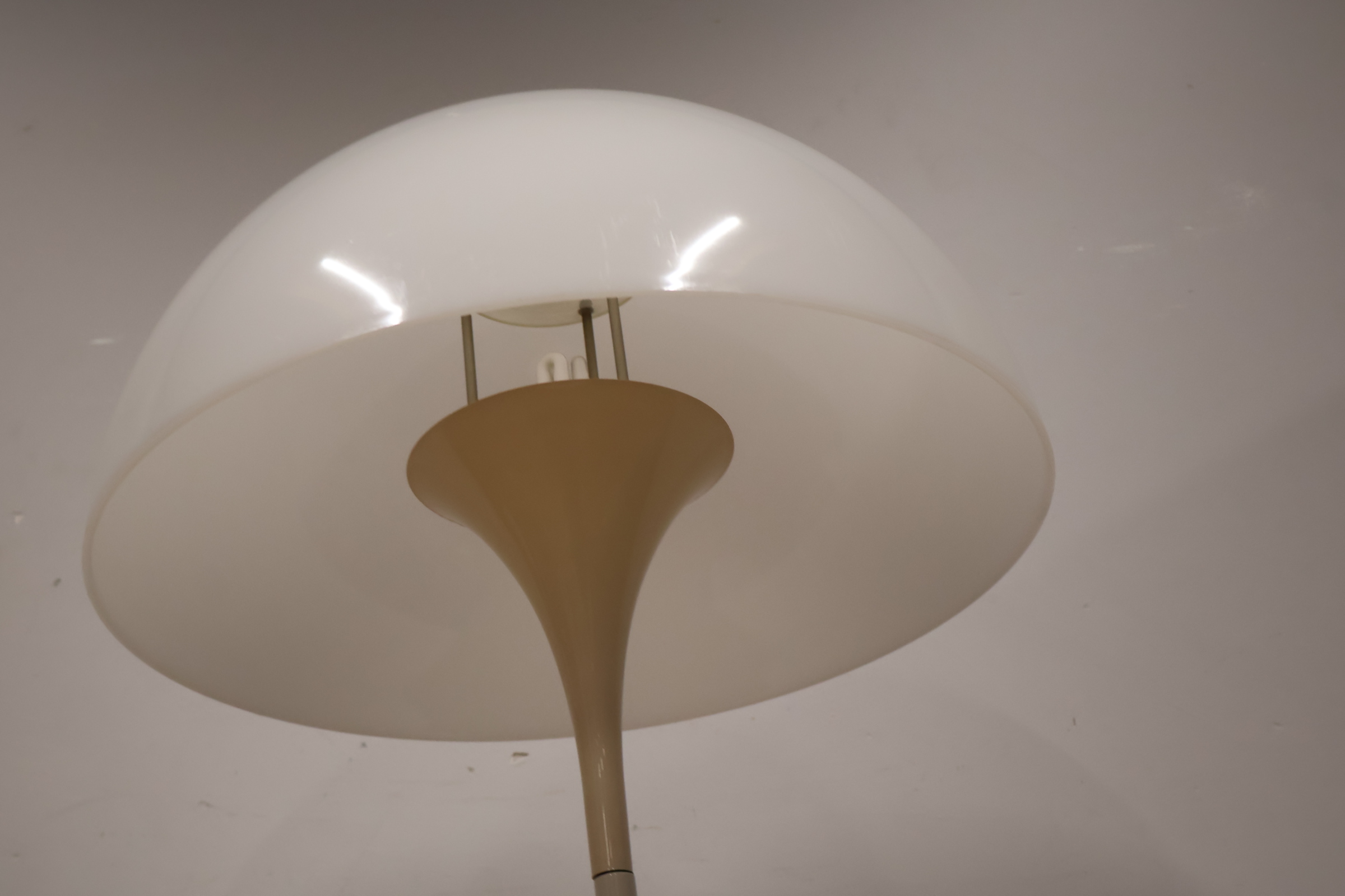 Vintage Panthella vloerlamp van Verner | Louis Poulsen – foto 7 – kavel bij GSD Auctions, Zoeterwoude