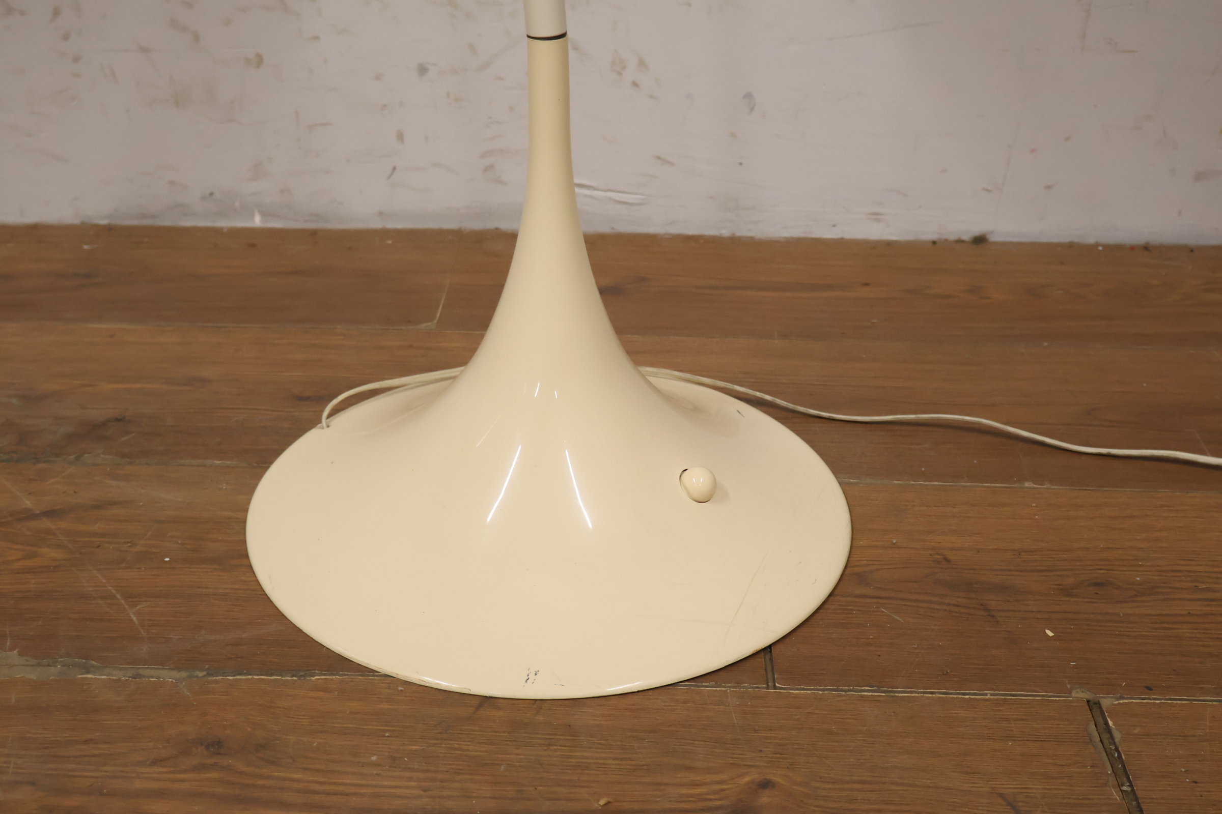 Vintage Panthella vloerlamp van Verner | Louis Poulsen – foto 8 – kavel bij GSD Auctions, Zoeterwoude