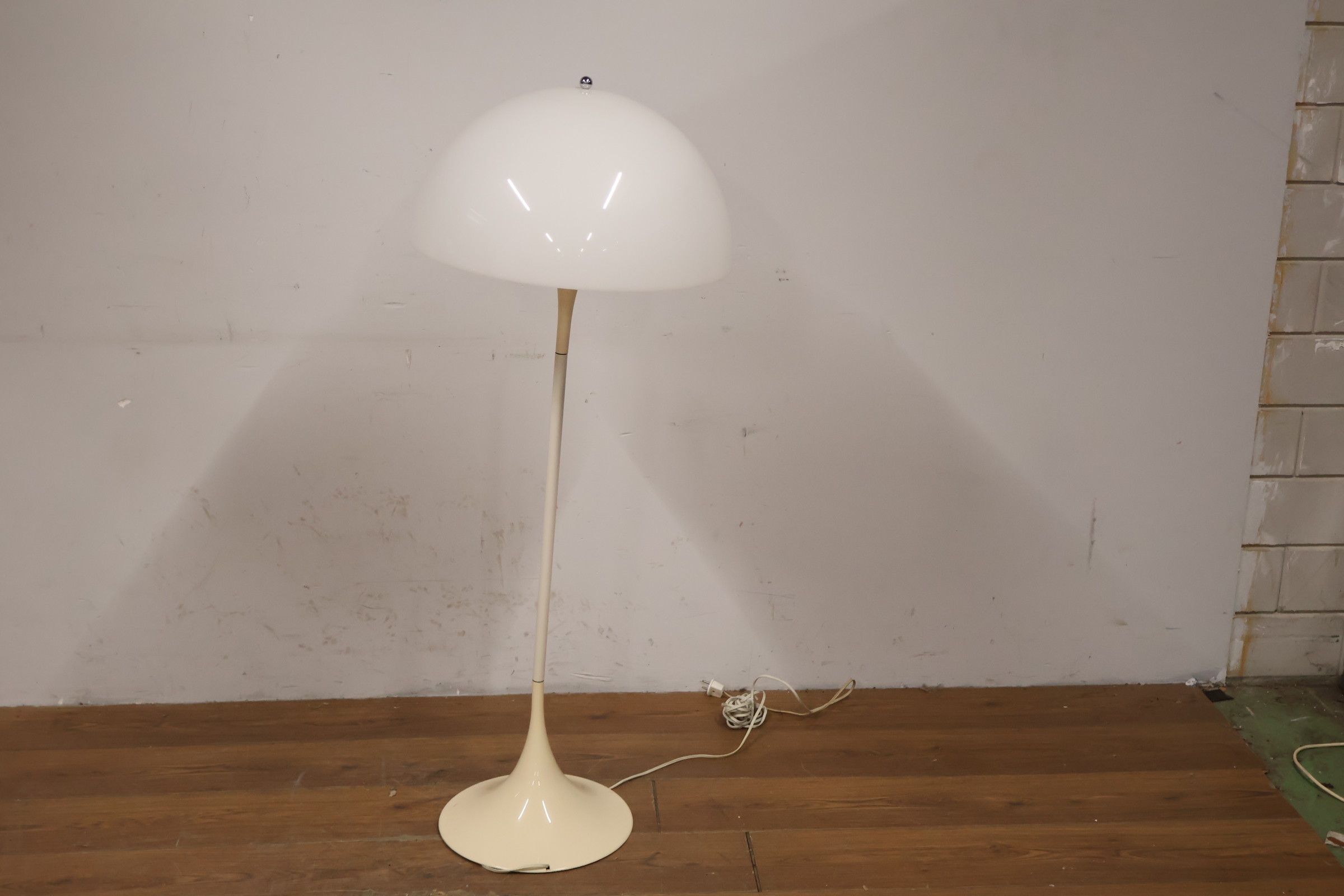 Vintage Panthella vloerlamp van Verner | Louis Poulsen – foto 9 – kavel bij GSD Auctions, Zoeterwoude