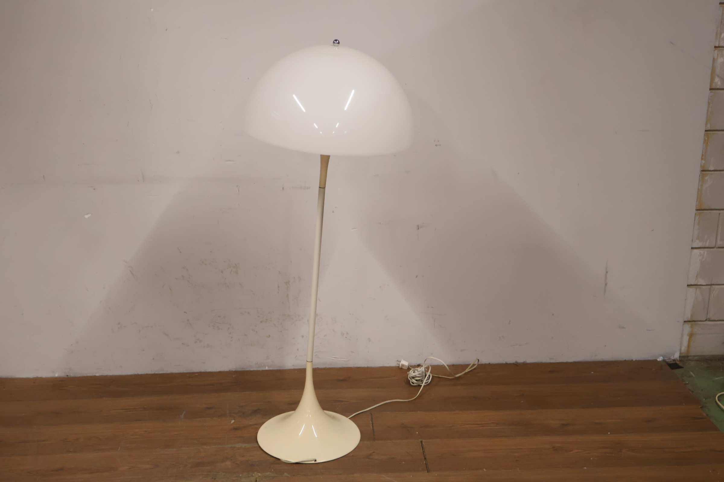 Vintage Panthella vloerlamp van Verner | Louis Poulsen – foto 10 – kavel bij GSD Auctions, Zoeterwoude