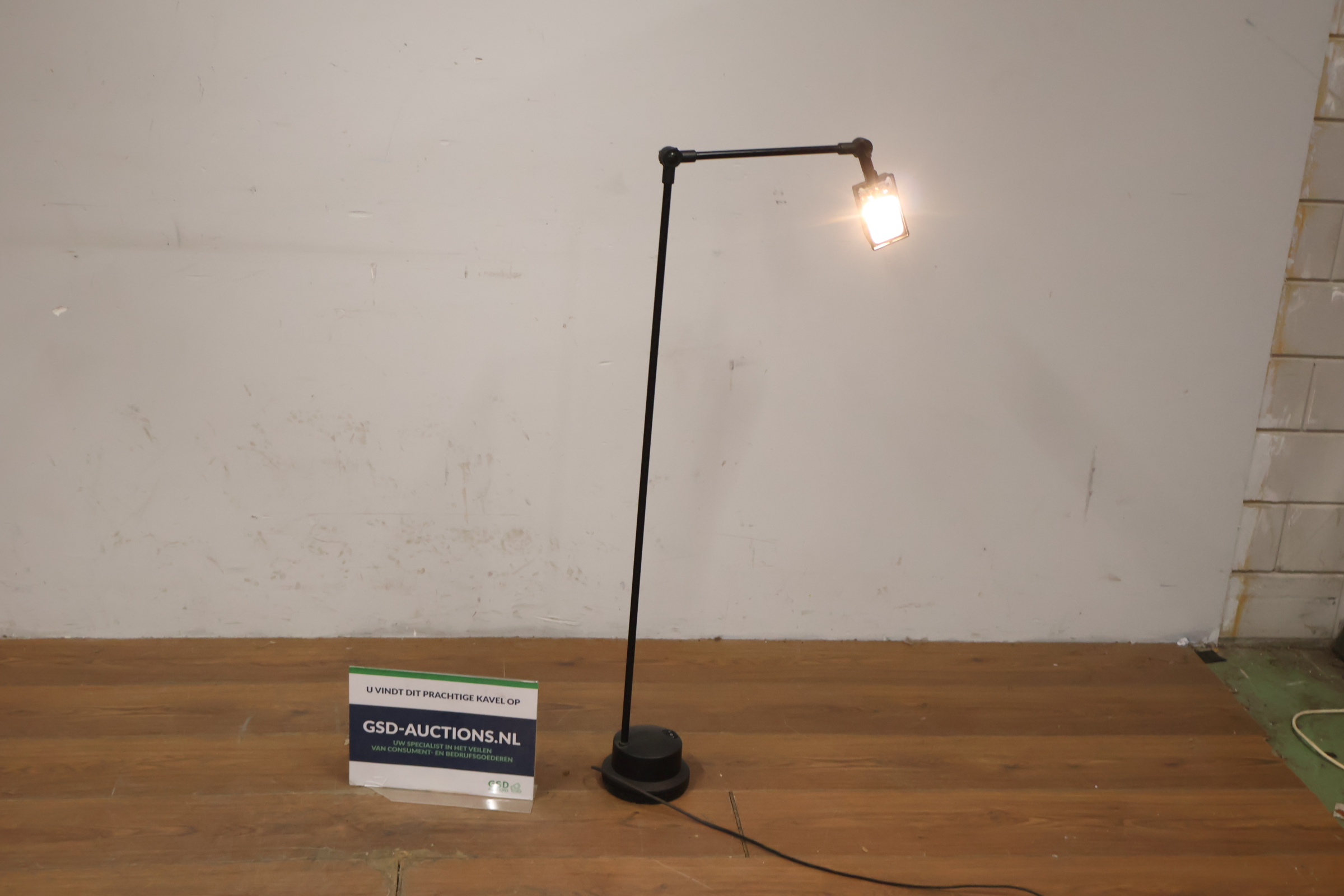 Zwarte verstelbare vloerlamp met aan/uit schakelaar – kavel bij GSD Auctions, Zoeterwoude