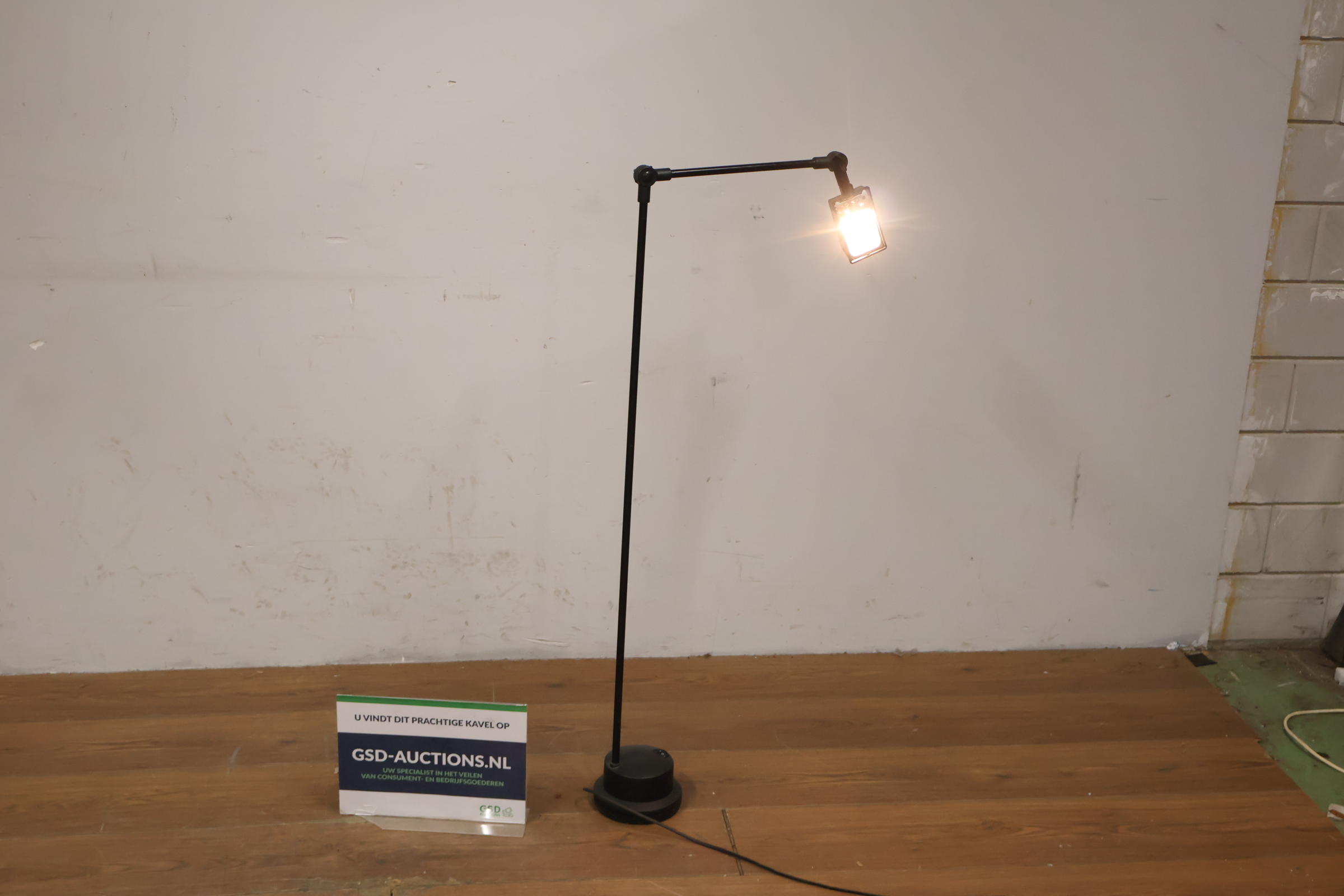 Zwarte verstelbare vloerlamp met aan/uit schakelaar – foto 2 – kavel bij GSD Auctions, Zoeterwoude