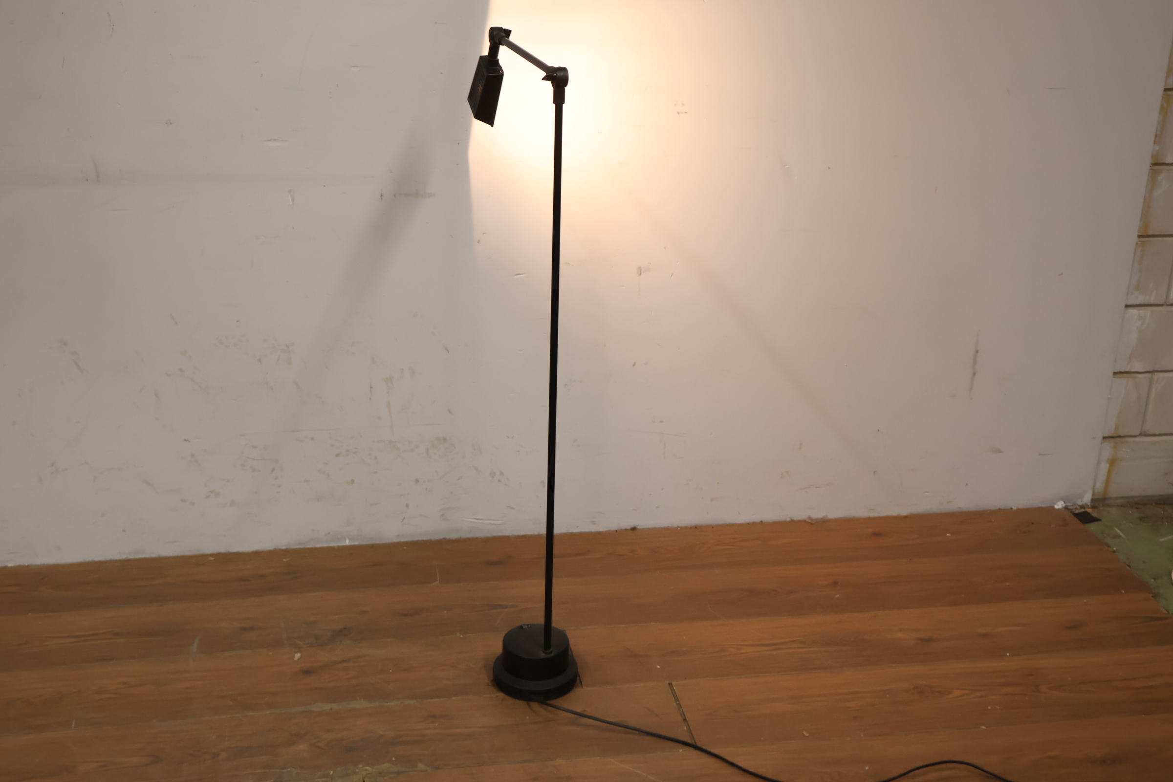 Zwarte verstelbare vloerlamp met aan/uit schakelaar – foto 3 – kavel bij GSD Auctions, Zoeterwoude
