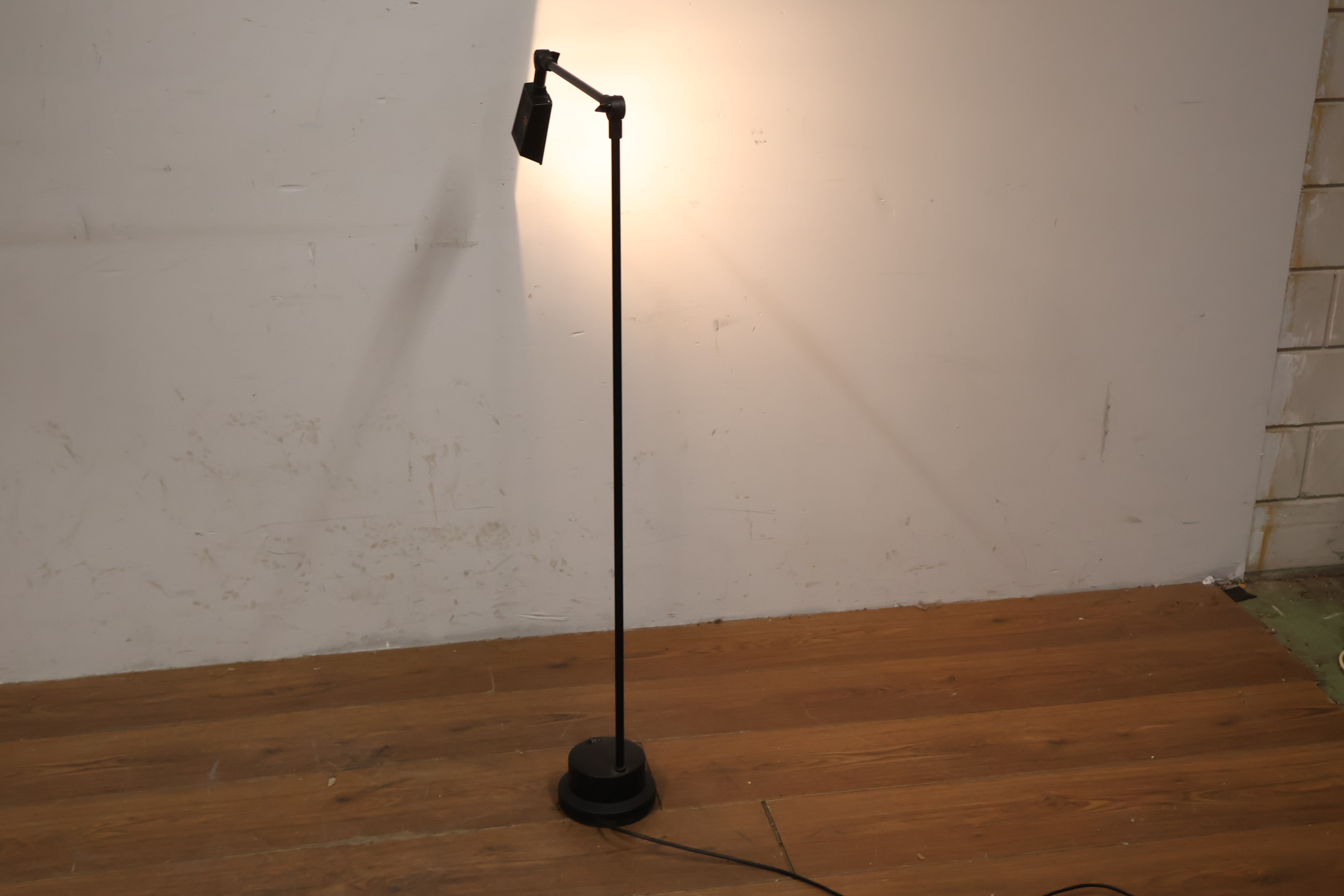 Zwarte verstelbare vloerlamp met aan/uit schakelaar – foto 4 – kavel bij GSD Auctions, Zoeterwoude