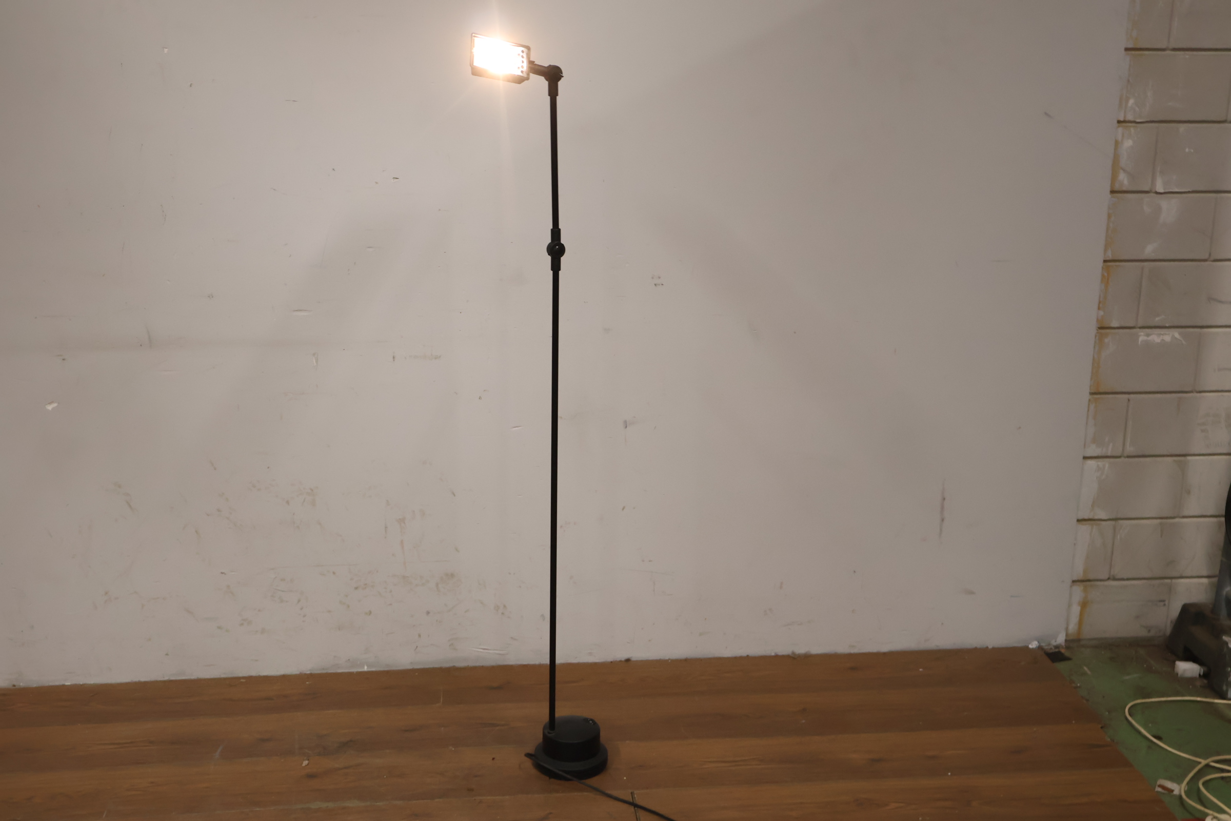 Zwarte verstelbare vloerlamp met aan/uit schakelaar – foto 5 – kavel bij GSD Auctions, Zoeterwoude