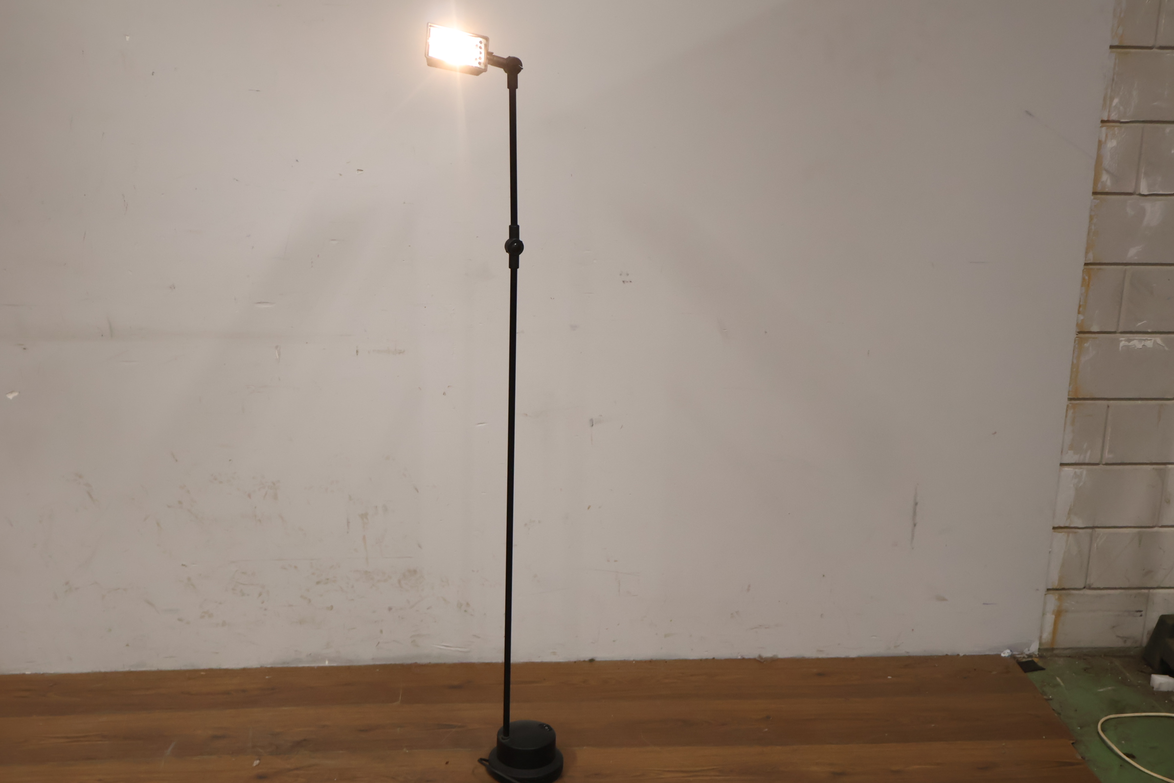 Zwarte verstelbare vloerlamp met aan/uit schakelaar – foto 6 – kavel bij GSD Auctions, Zoeterwoude
