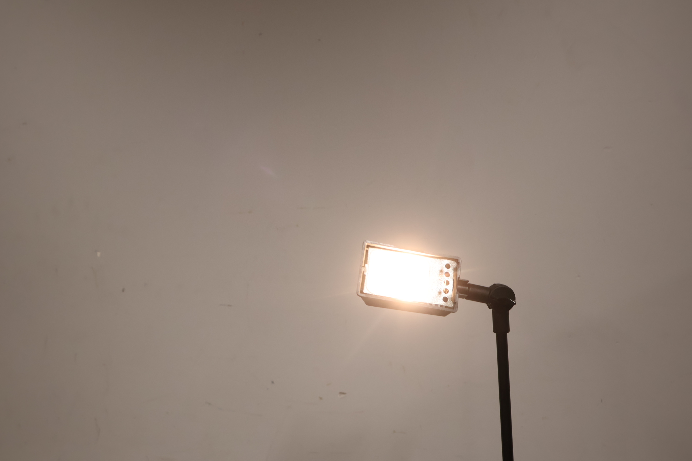Zwarte verstelbare vloerlamp met aan/uit schakelaar – foto 7 – kavel bij GSD Auctions, Zoeterwoude